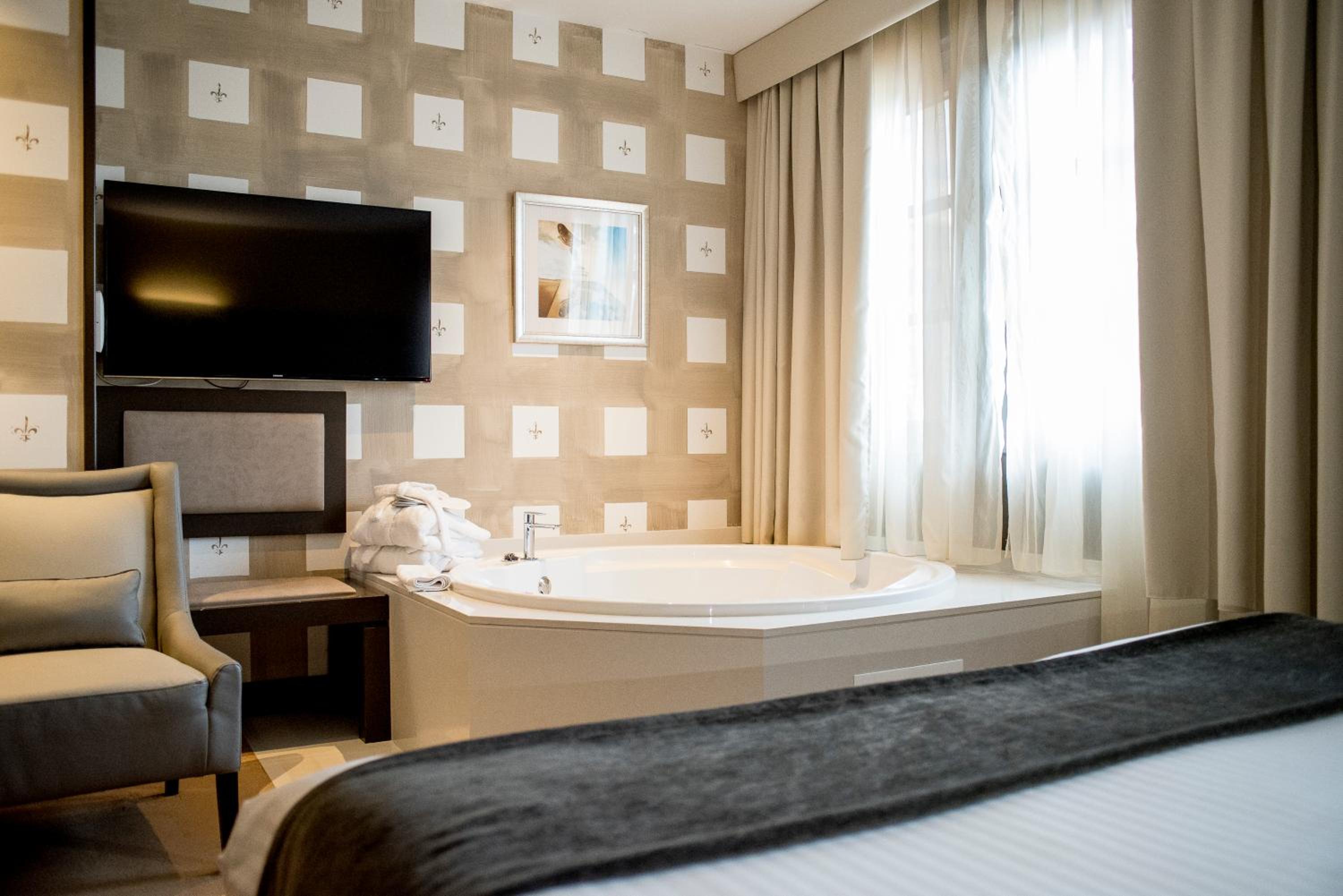 Comfort Double Room with Hot Tub  - Photo 14