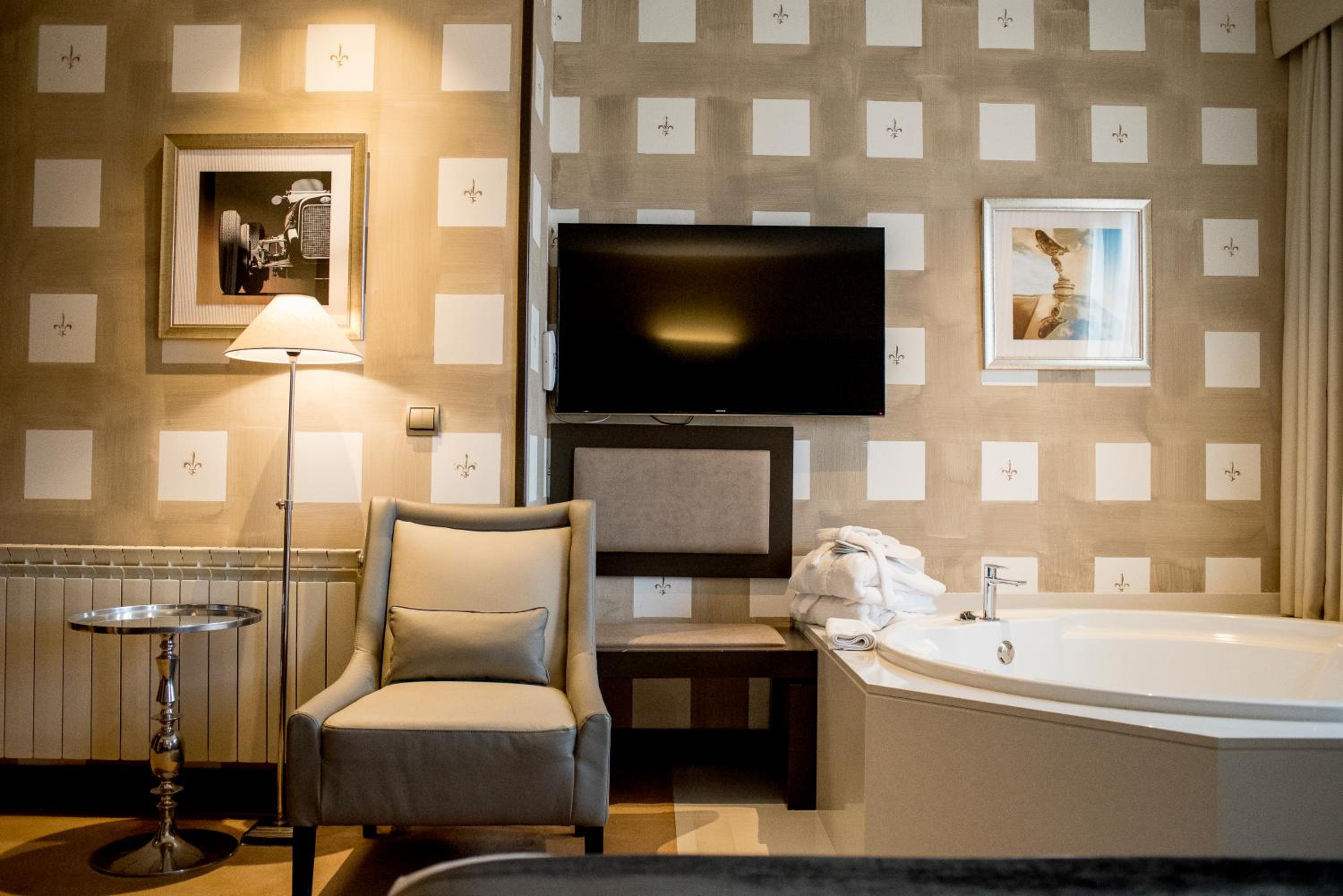 Comfort Double Room with Hot Tub  - Photo 2