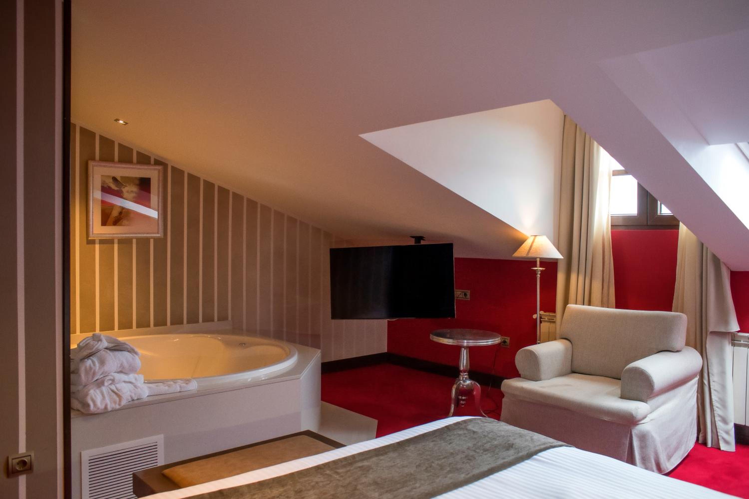 Comfort Double Room with Hot Tub  - Photo 17