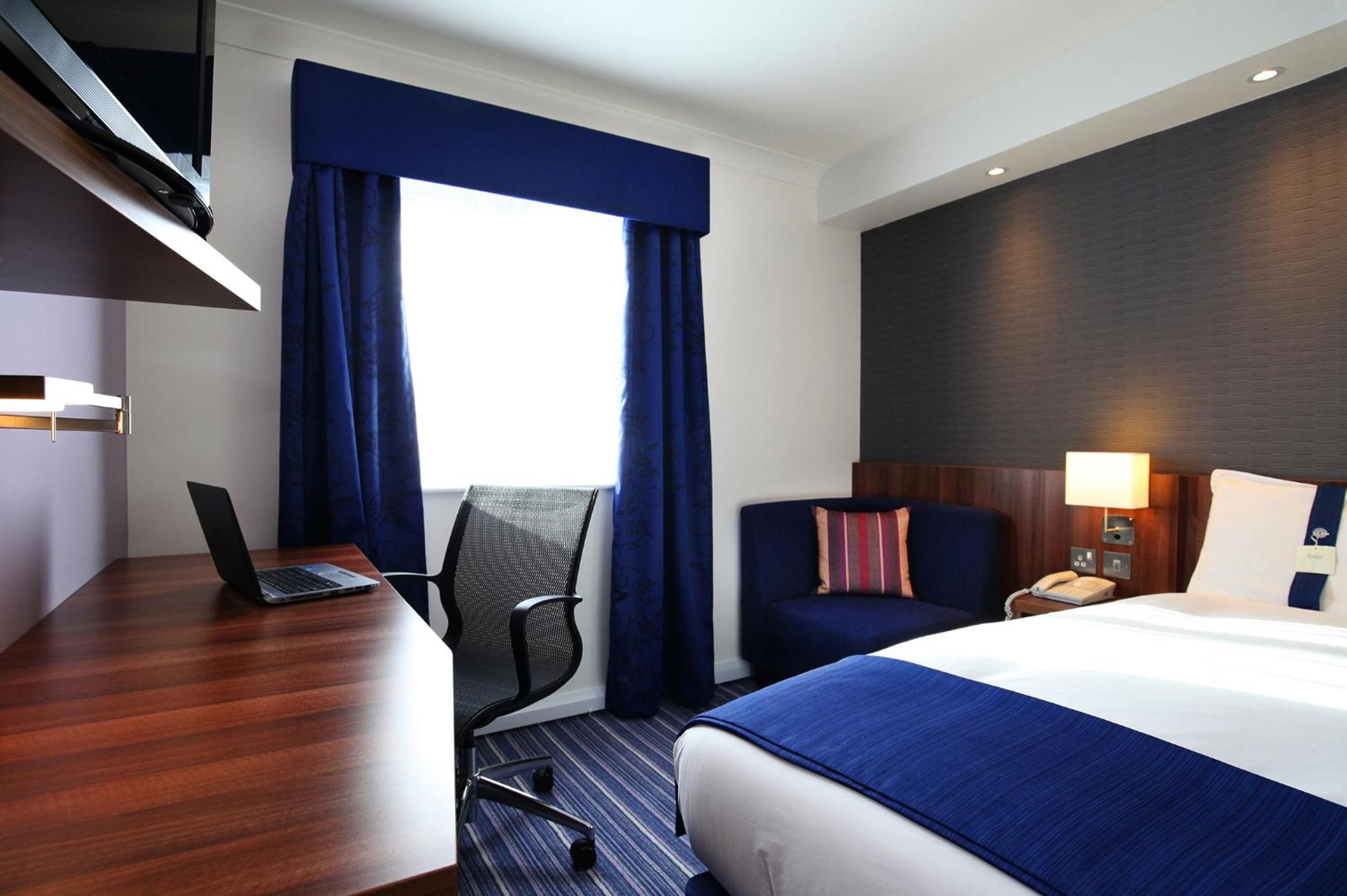 Standard Room with Free Hot Breakfast - Photo 9