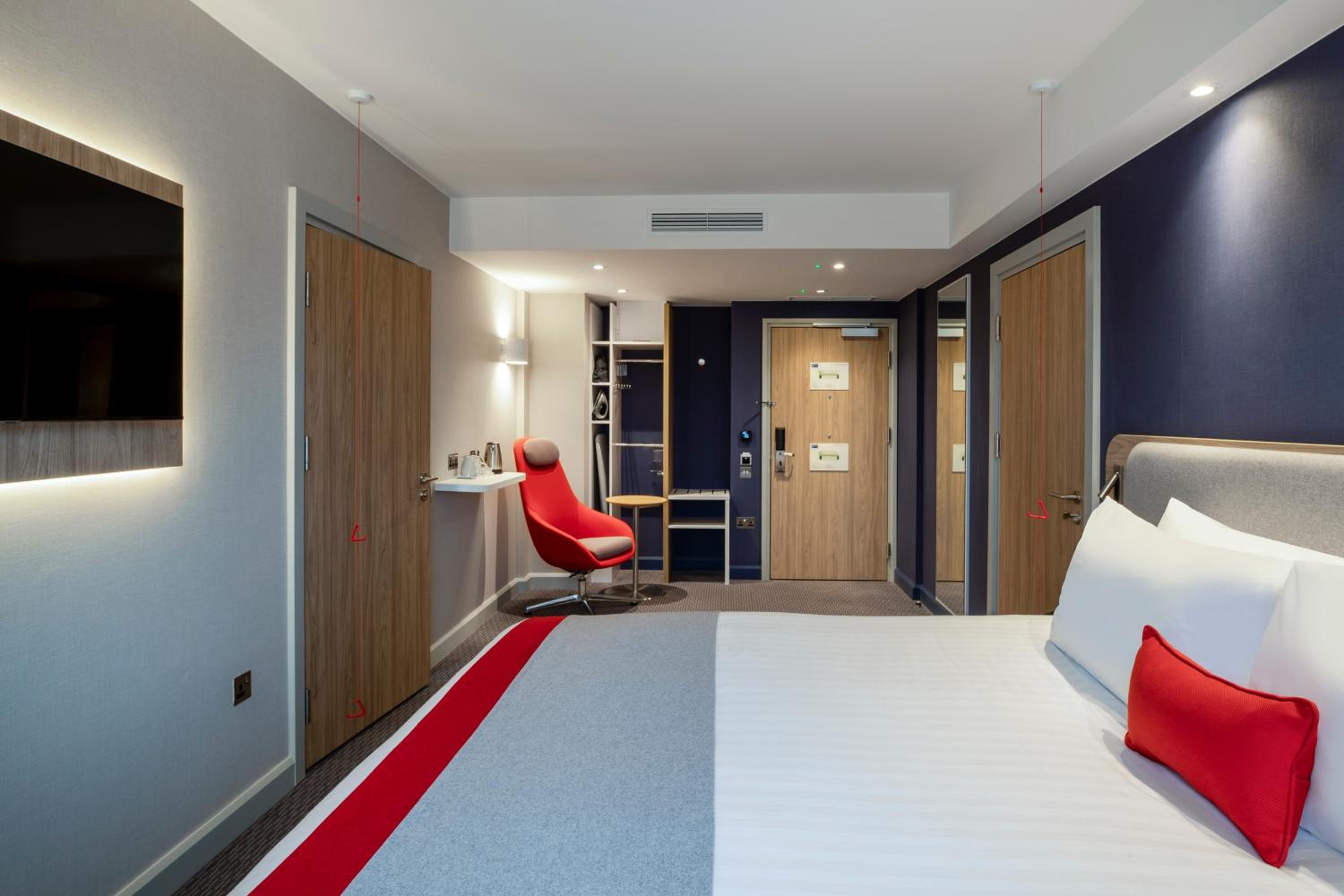 Standard King Room with Free Hot Breakfast - Accessible photo 2