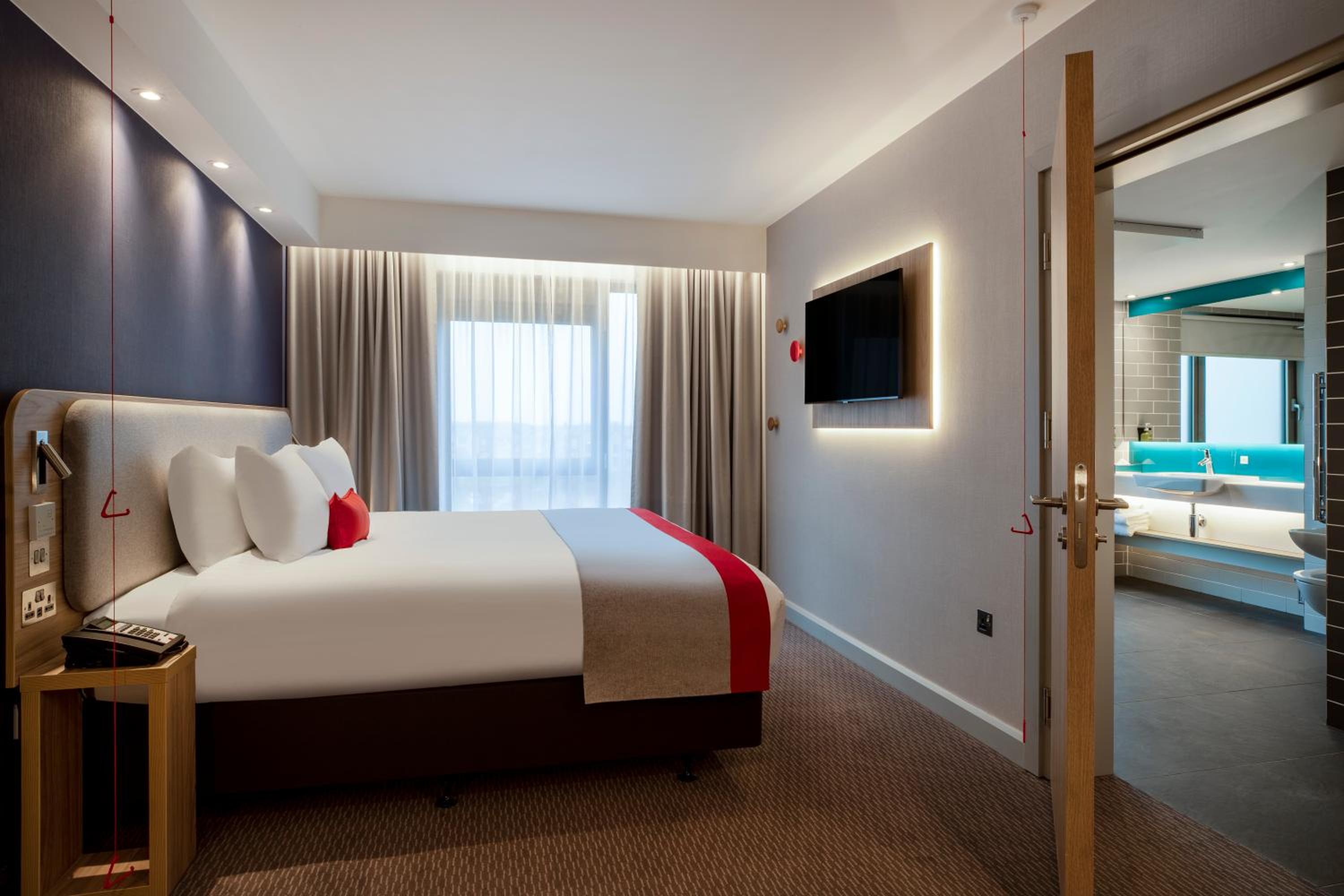 Standard Double Room with Single Sofa Bed and Free Hot Breakfast - Photo 2