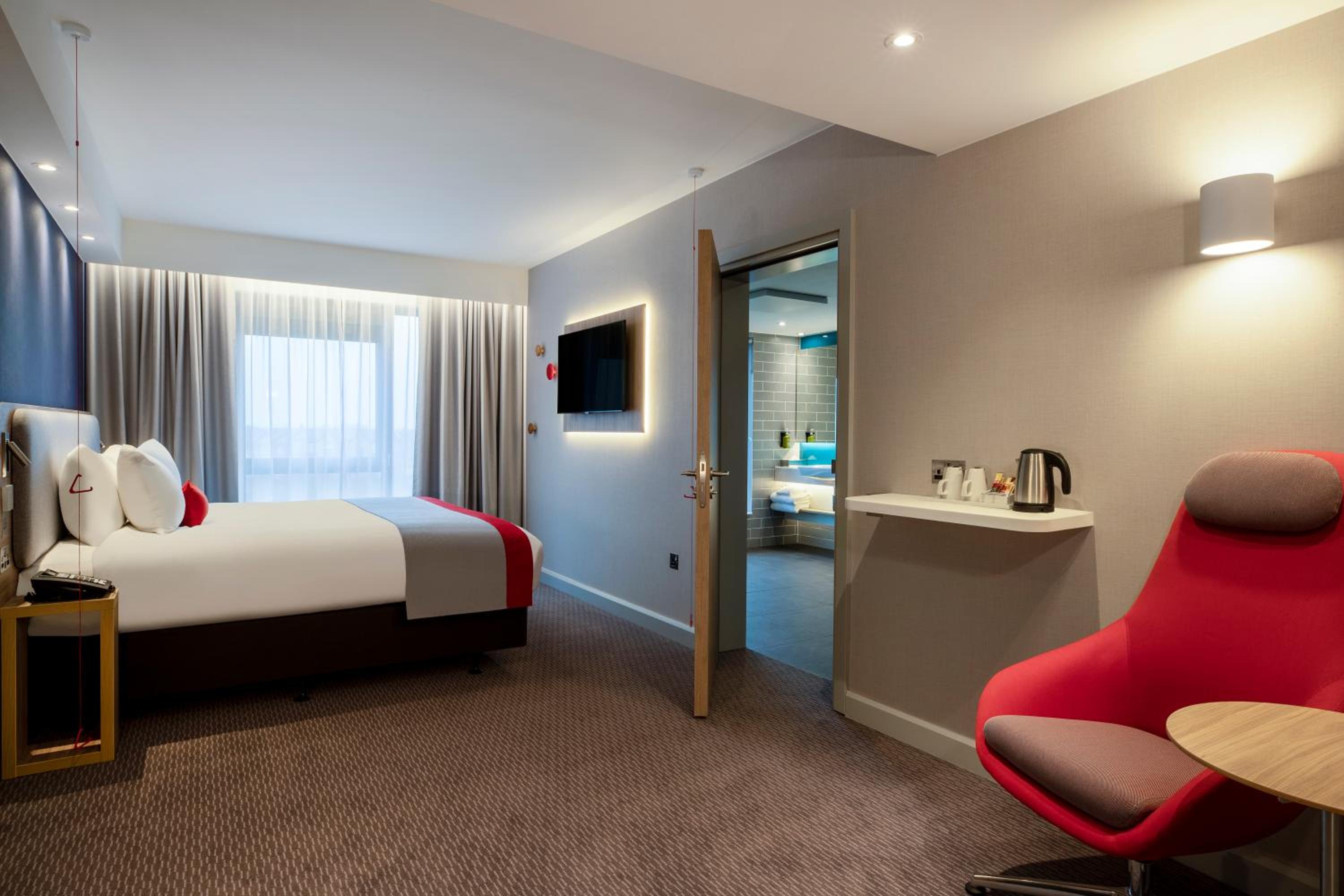 Standard King Room with Free Hot Breakfast - Accessible