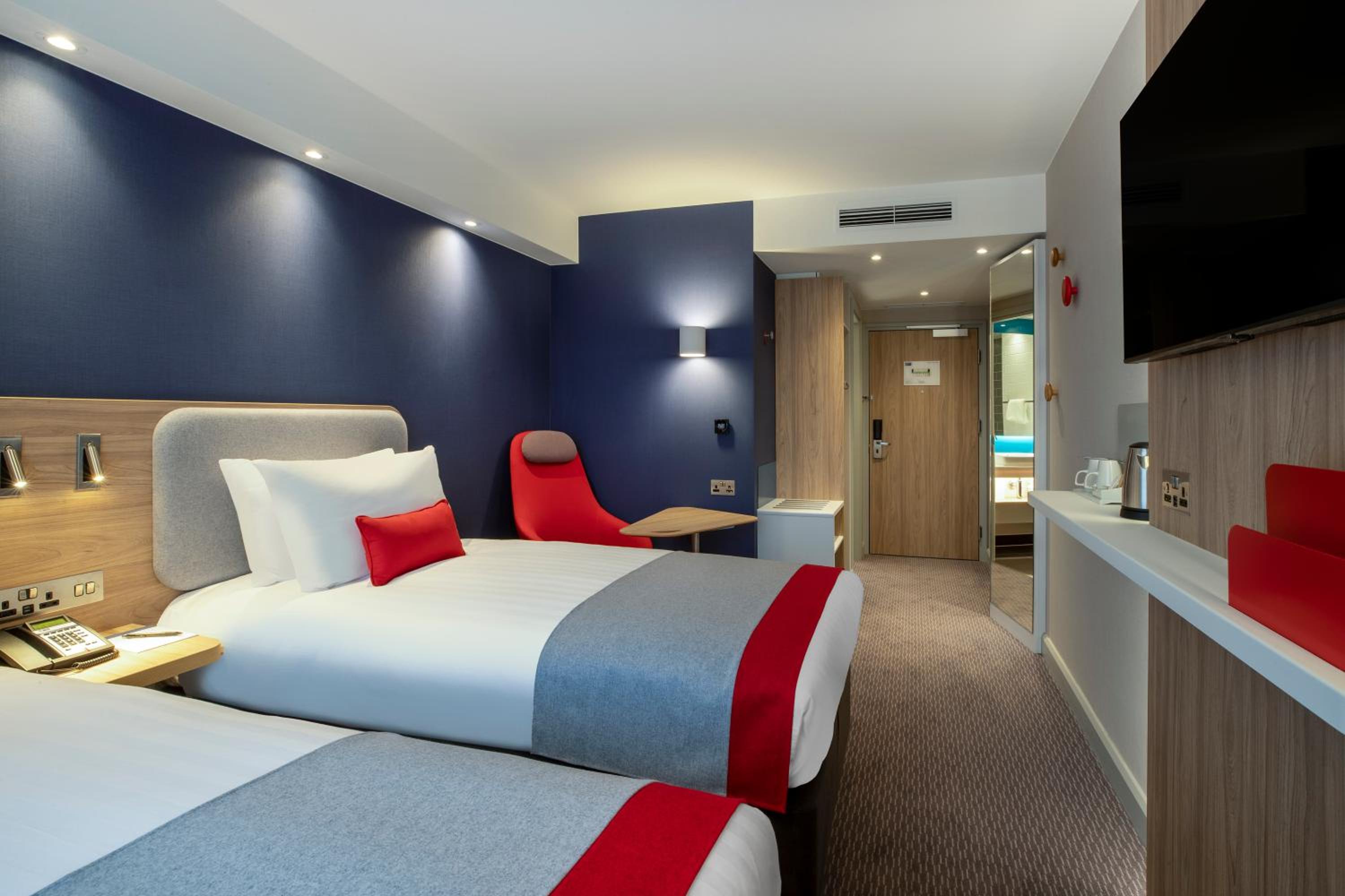 Standard Twin Room with Free Hot Breakfast - Photo 3