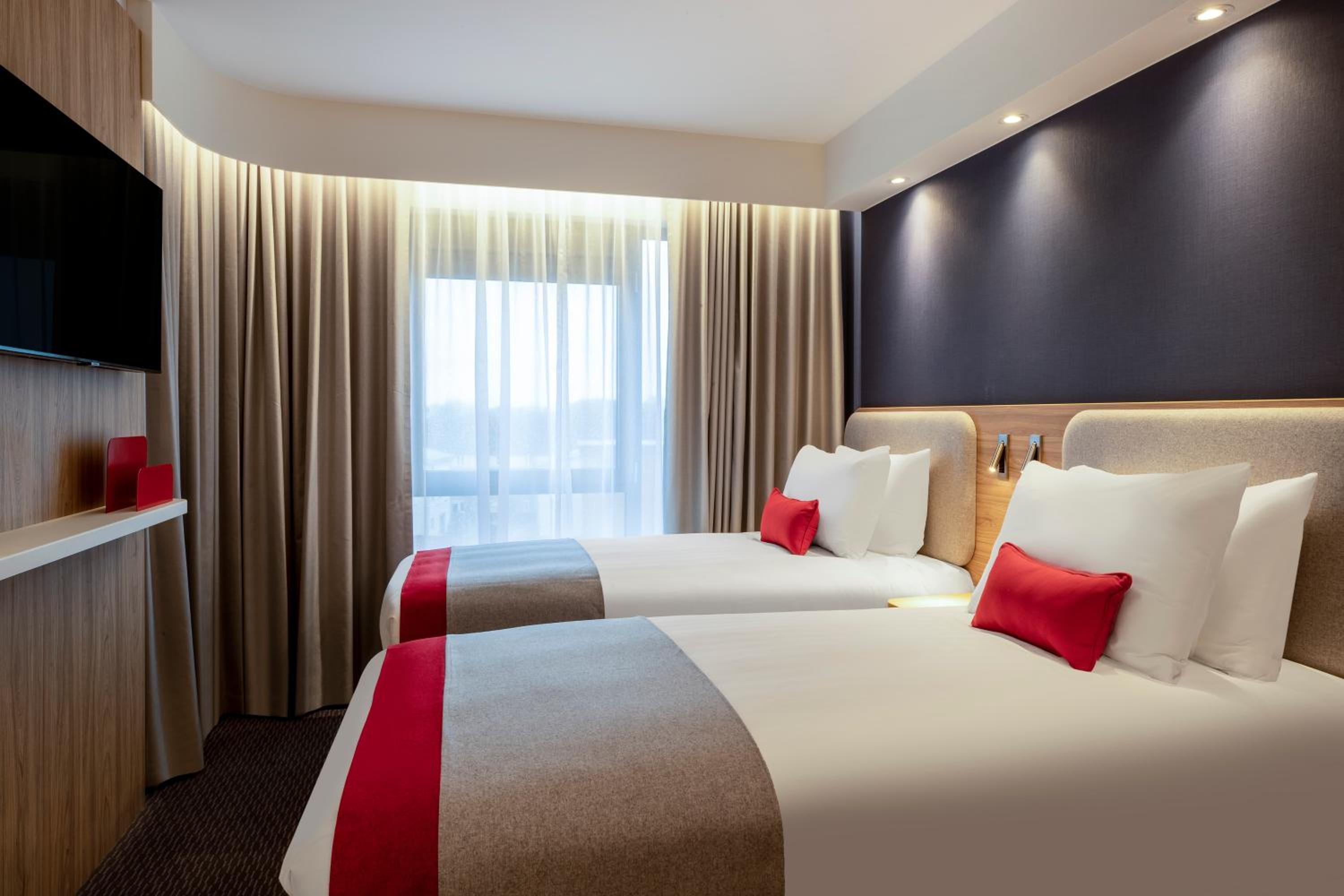Standard Twin Room with Free Hot Breakfast - Photo 6