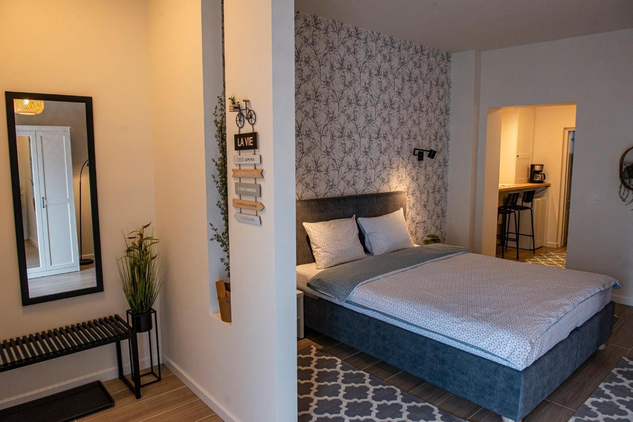 One-Bedroom Apartment - Photo 2