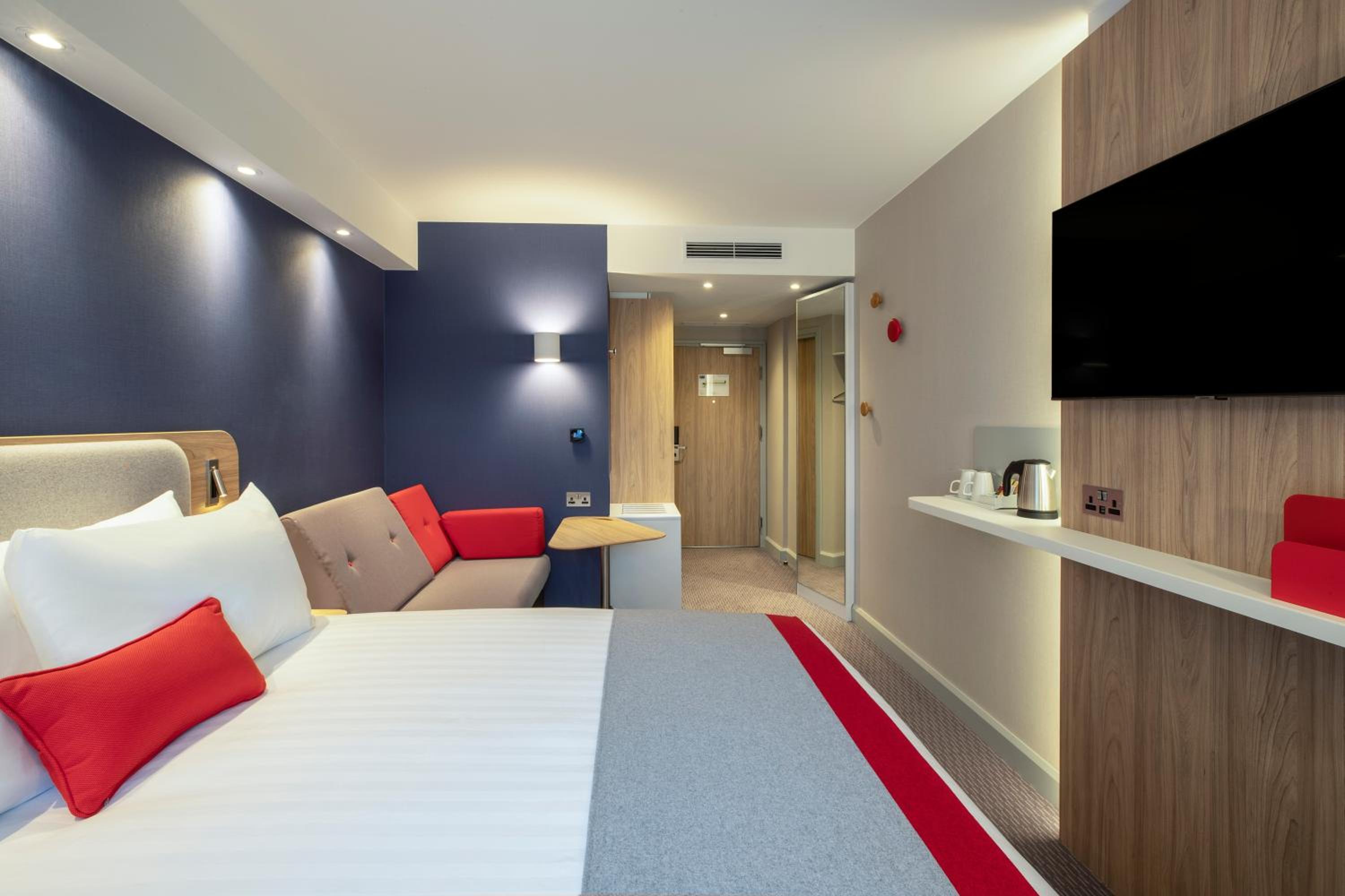 Standard Double Room with Single Sofa Bed and Free Hot Breakfast - Photo 4