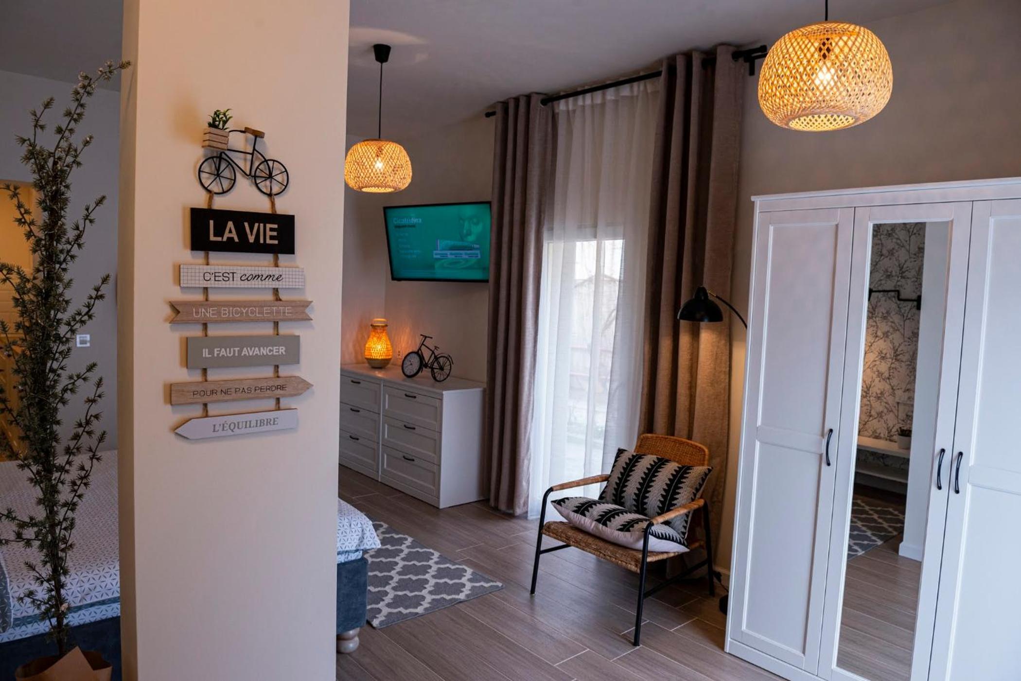 One-Bedroom Apartment - Photo 1