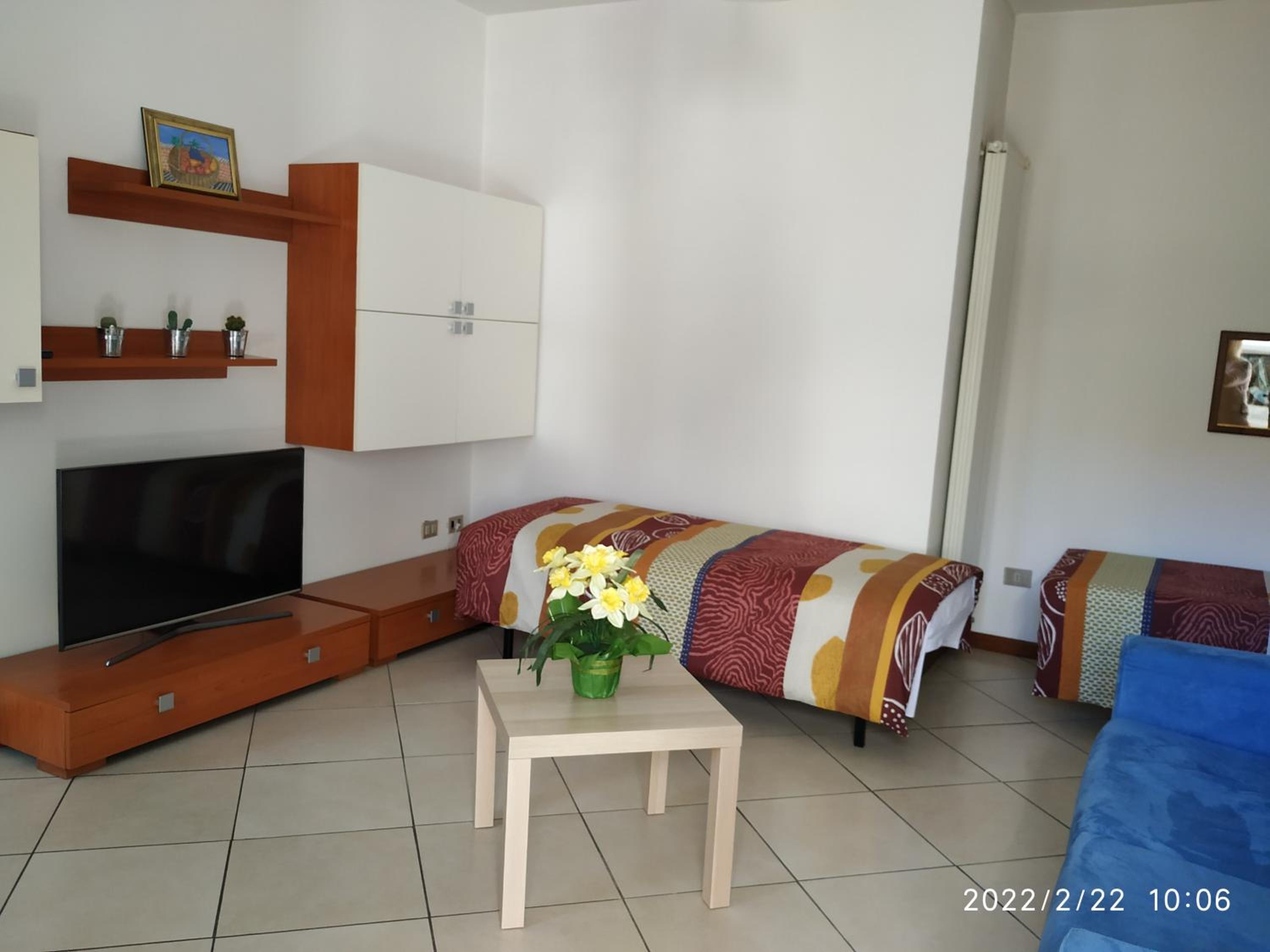 One-Bedroom Apartment - Photo 2
