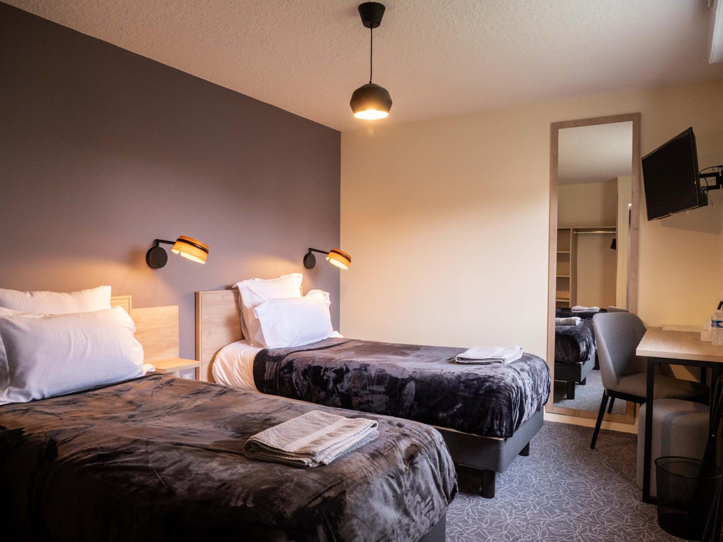 Twin Room - Photo 2