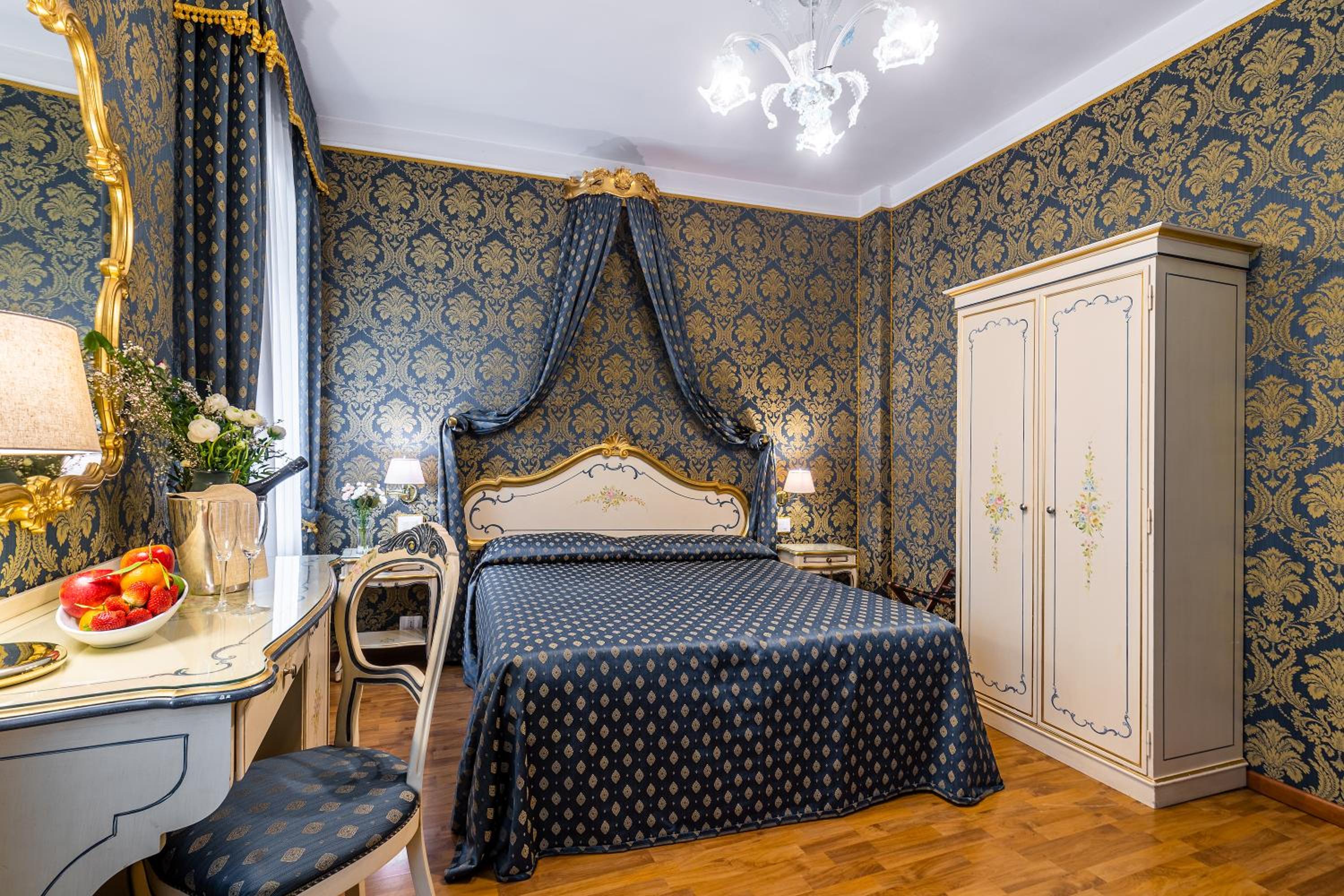 Deluxe Double Room with Canal View photo 1