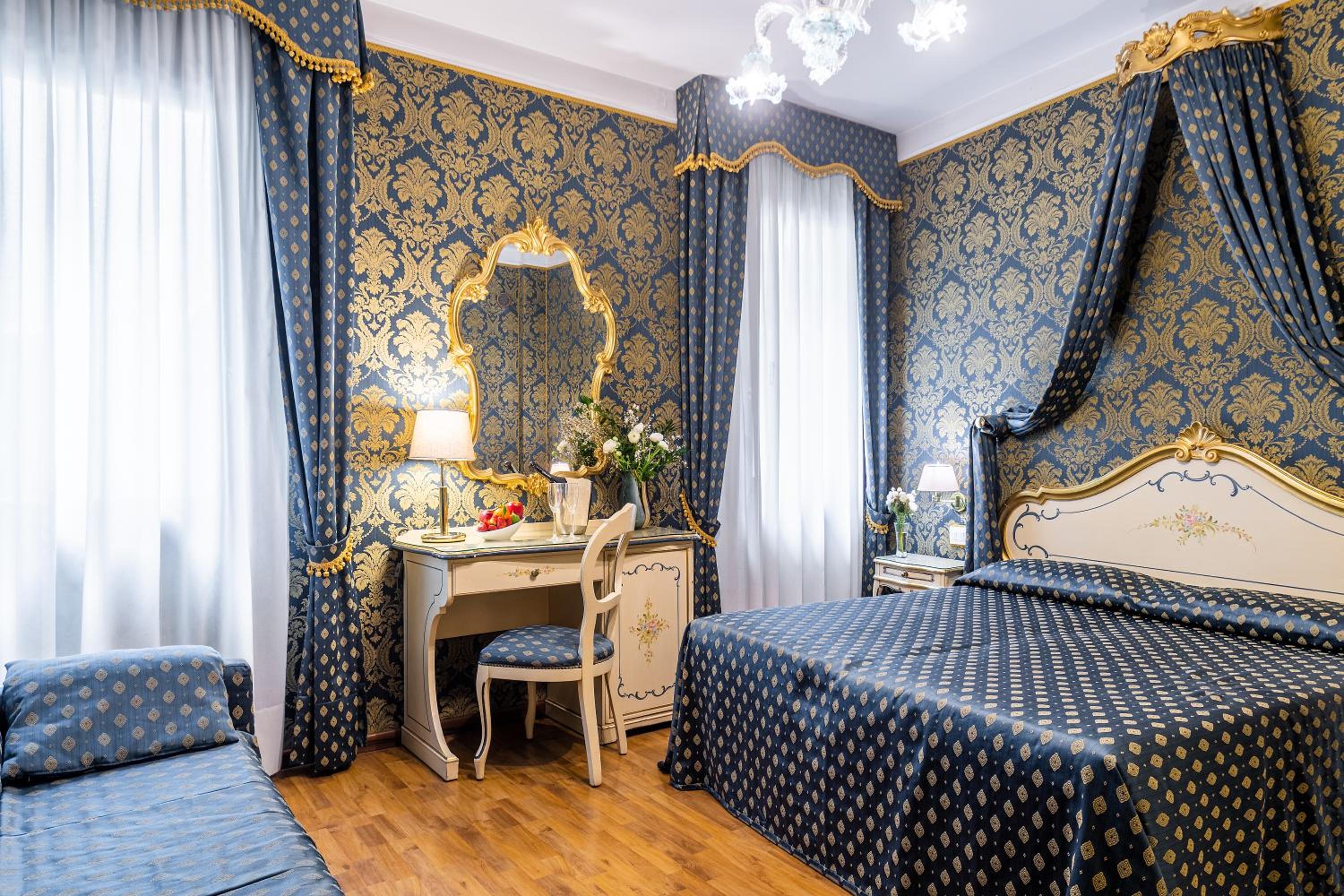 Deluxe Double Room with Canal View photo 2