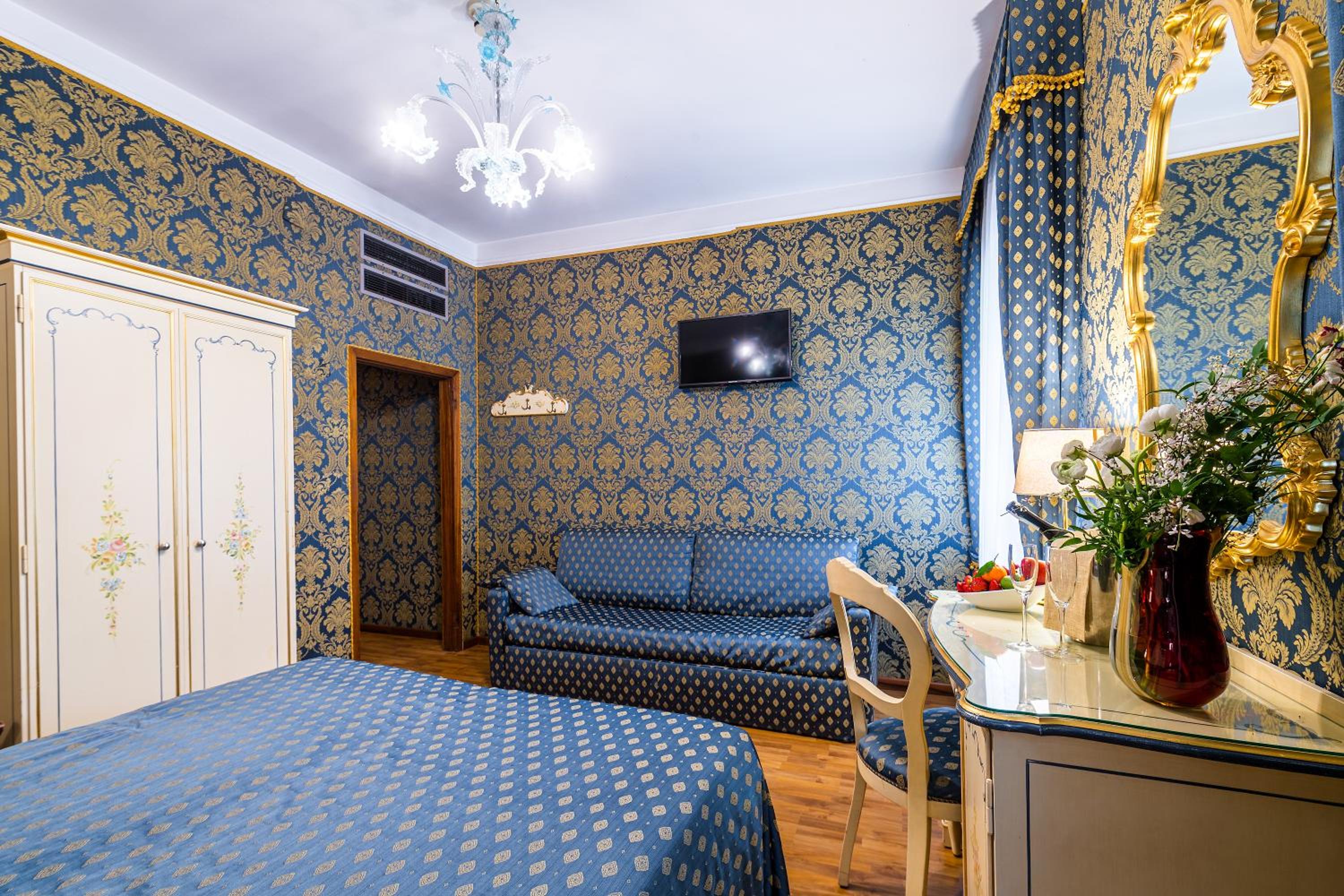 Deluxe Double Room with Canal View photo 3