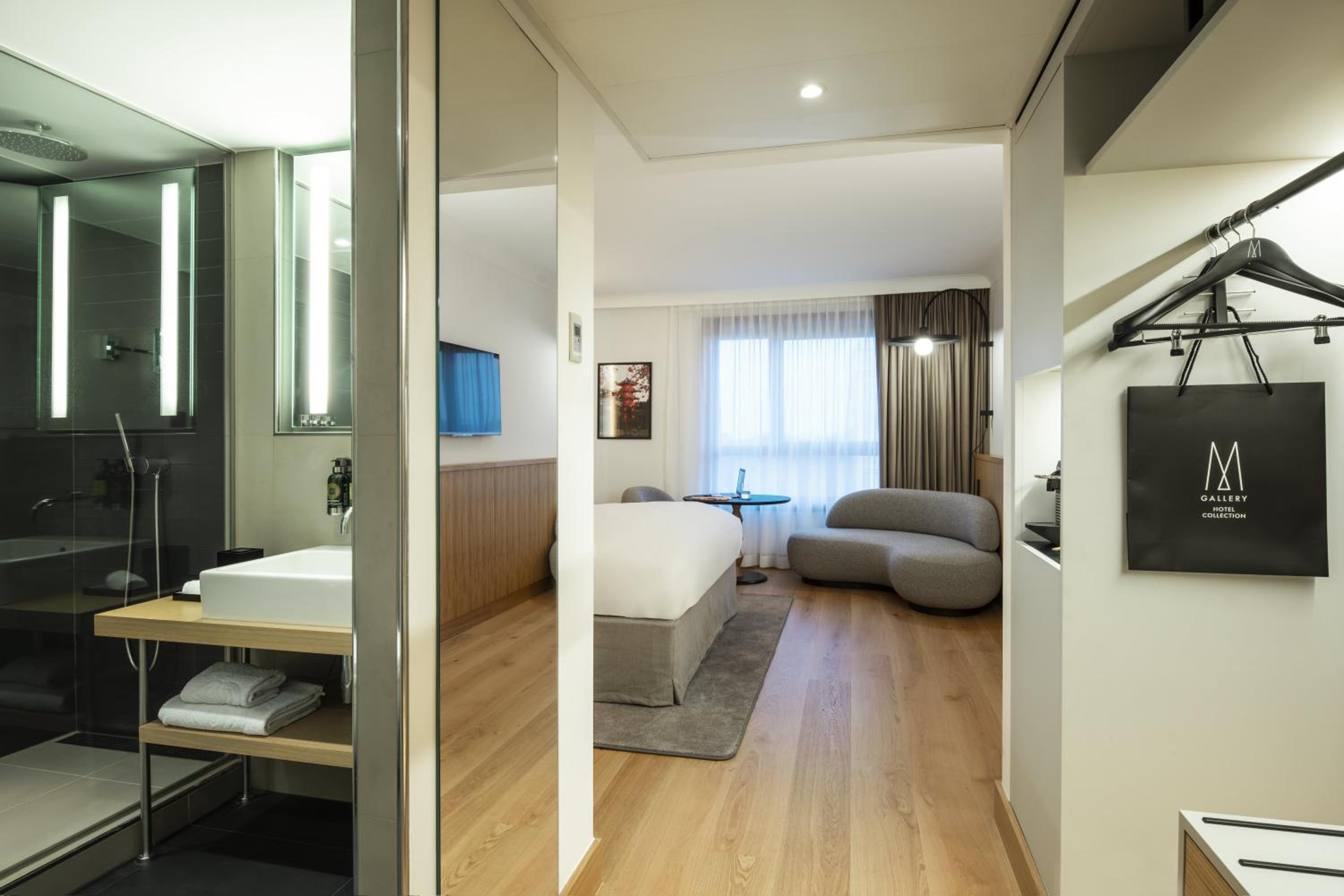 Superior King Room with City View - Photo 9