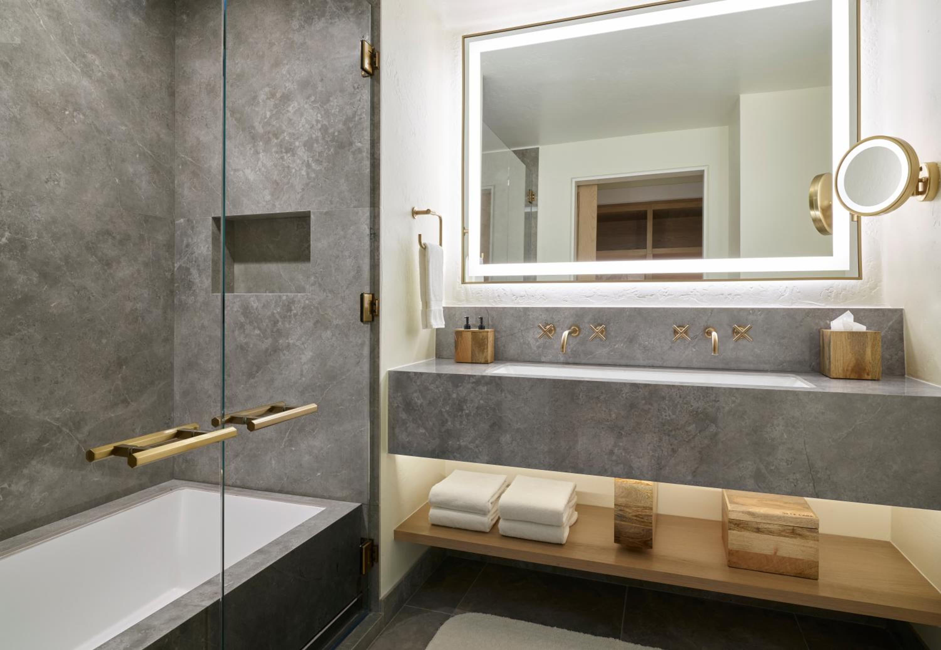 Grand Deluxe Queen Room with Two Queen Beds - Photo 4