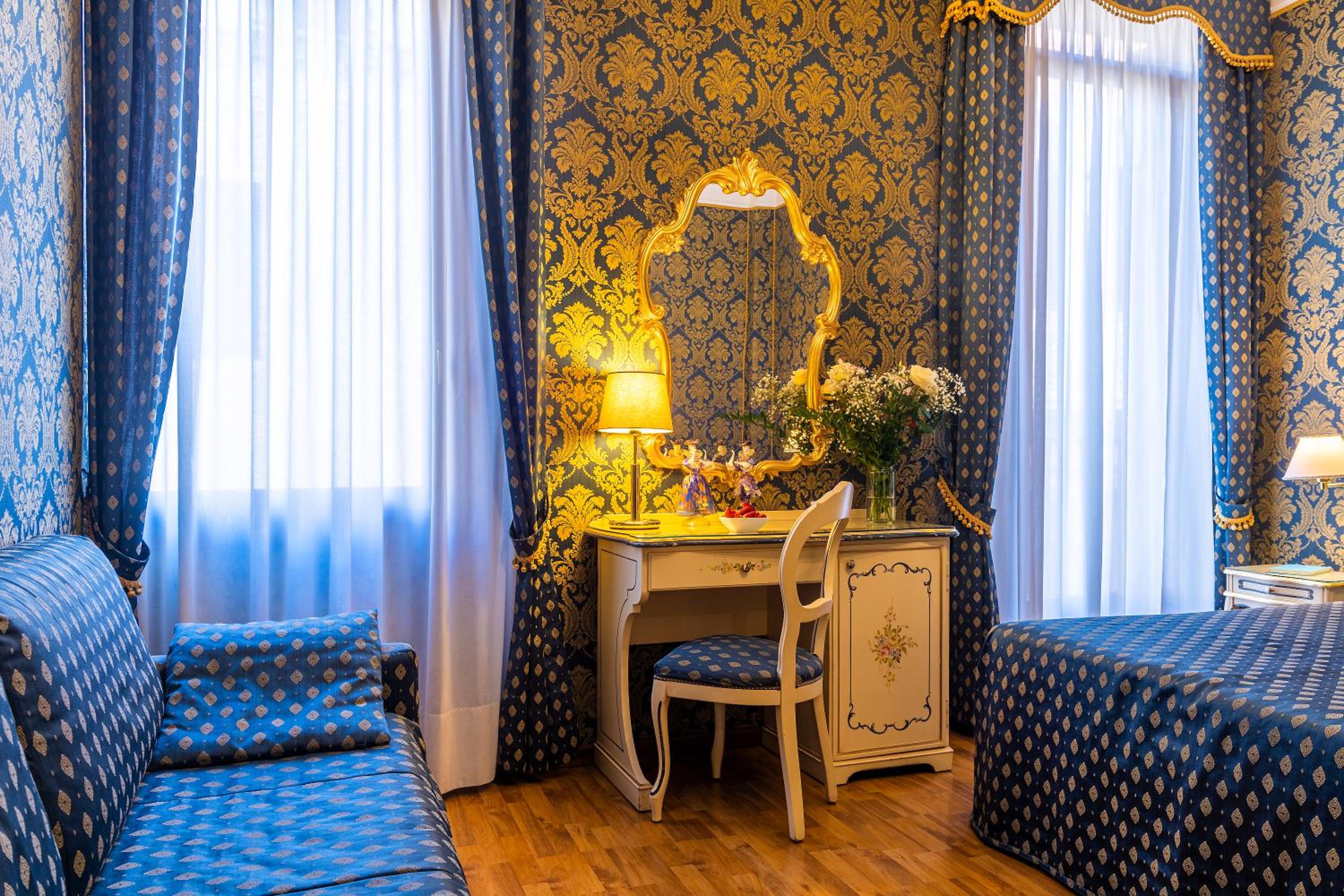 Queen Room with Balcony photo 2