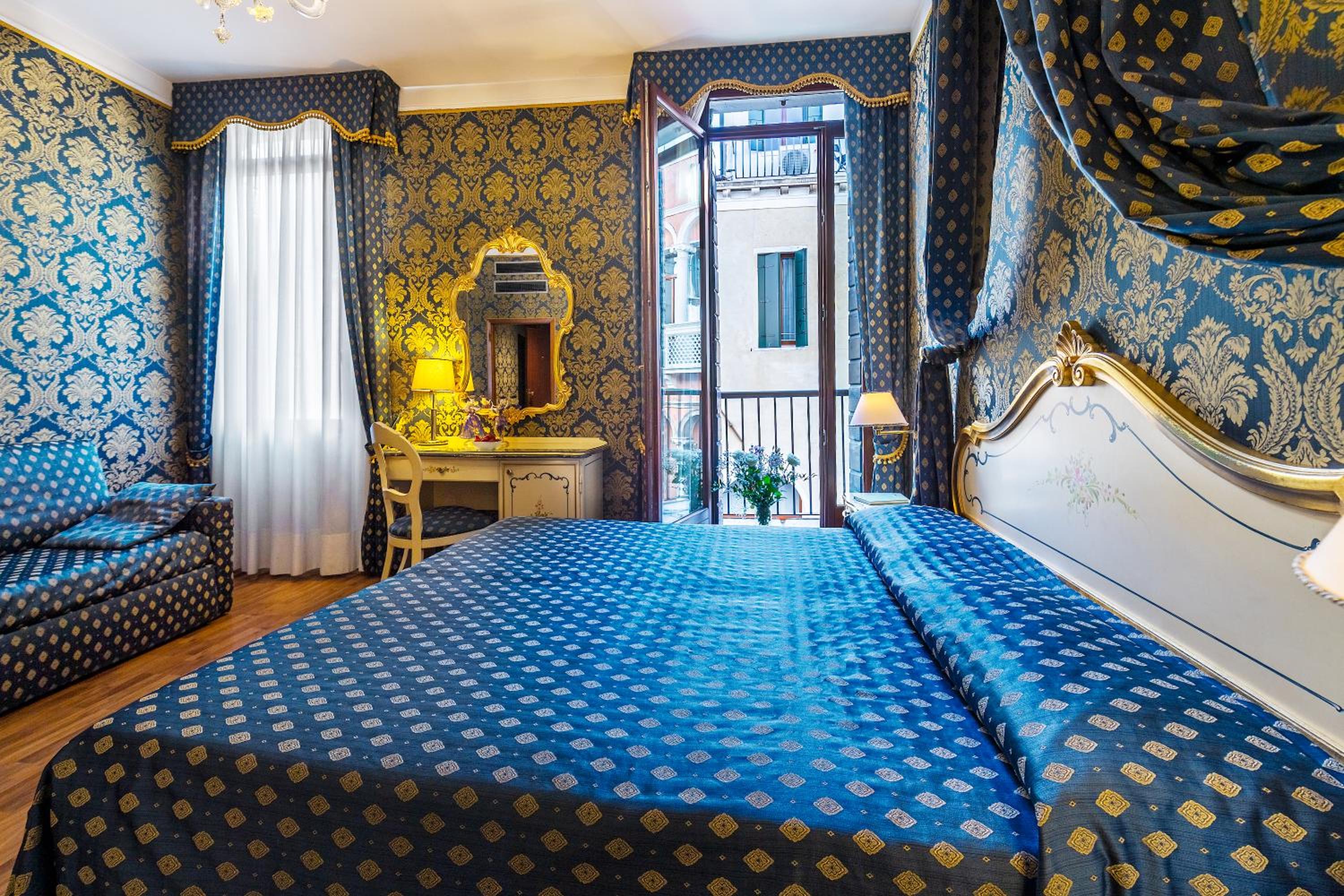 Queen Room with Balcony photo 1