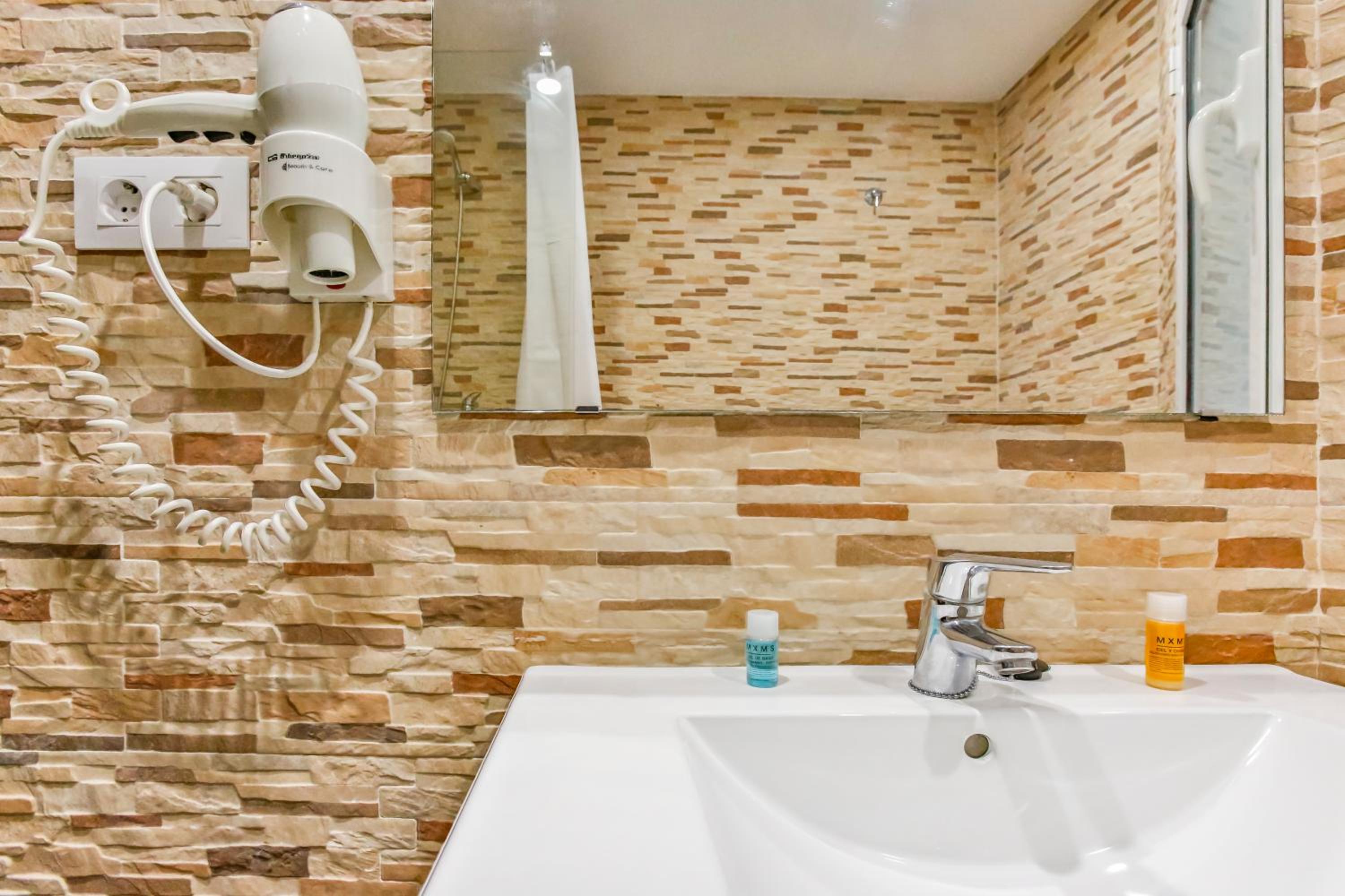 Standard Single Room With Private Bathroom photo 2