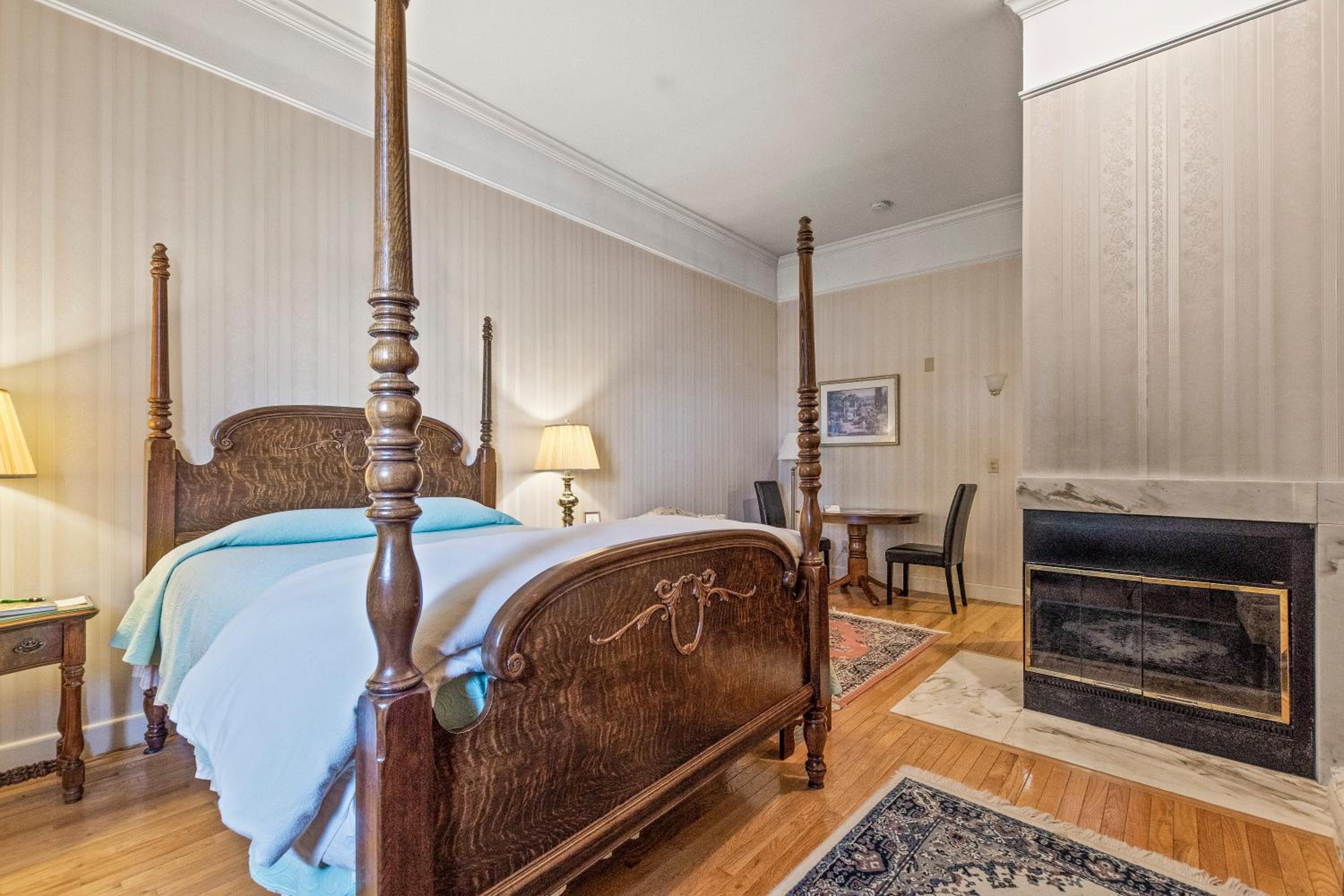 Deluxe Queen Room