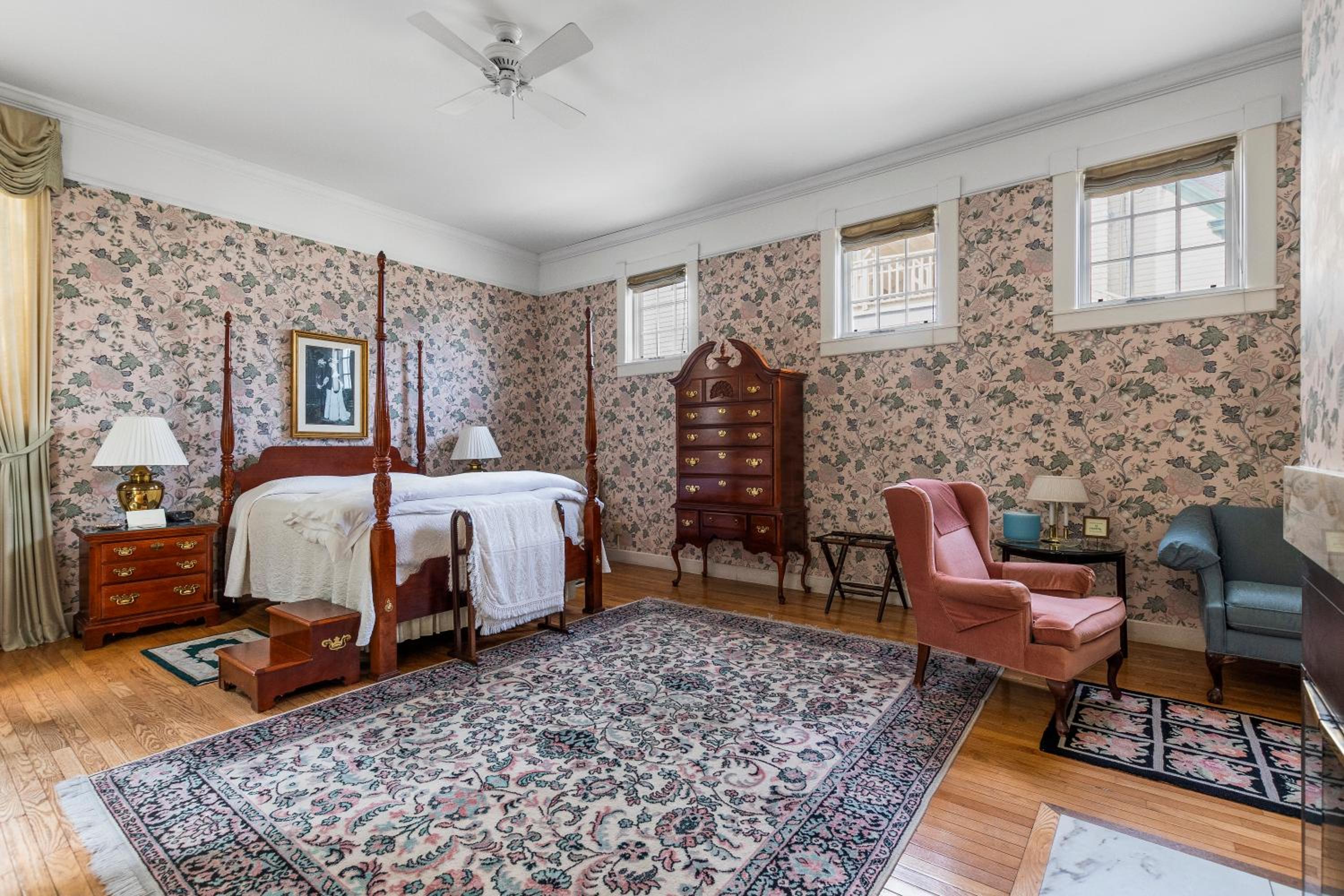 Deluxe Queen Suite