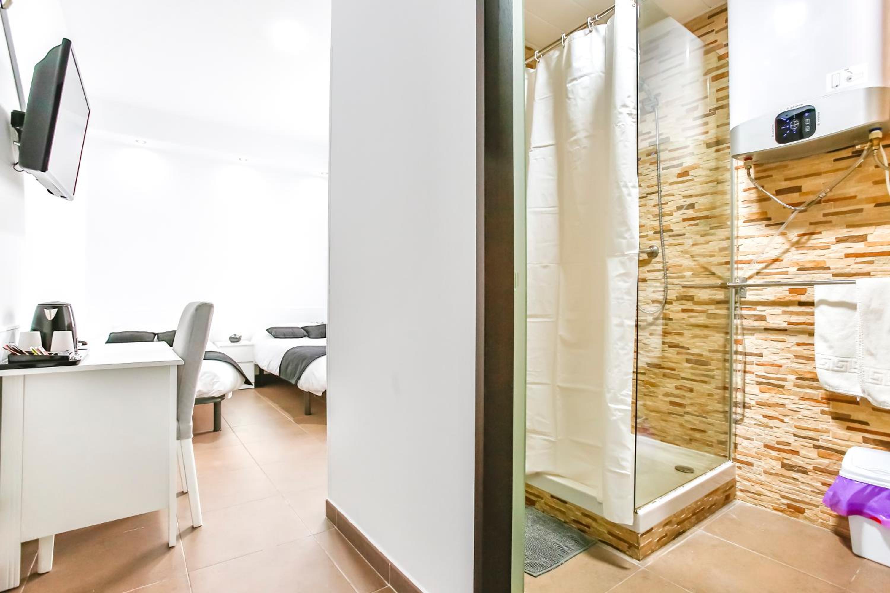 Twin Room with Private Bathroom photo 2