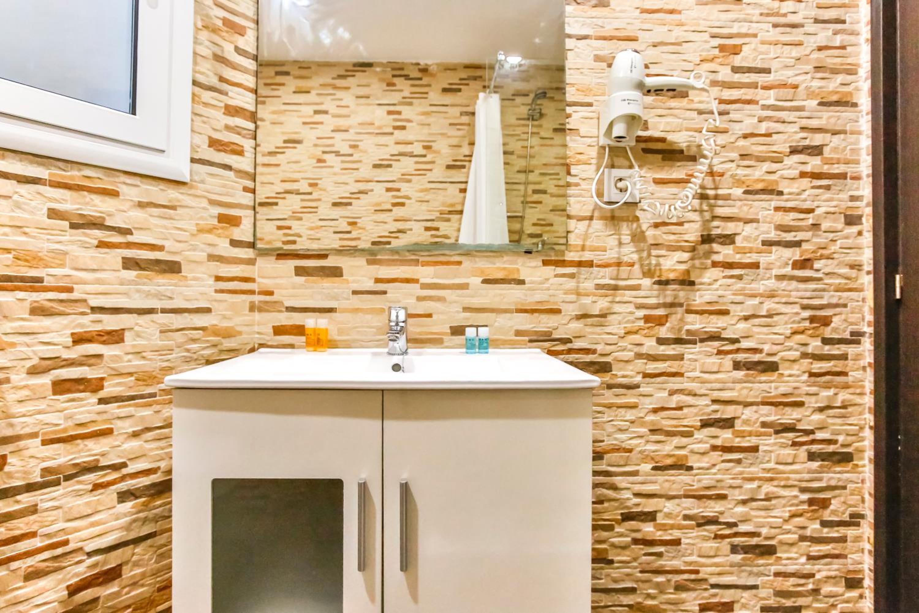 Twin Room with Private Bathroom photo 3