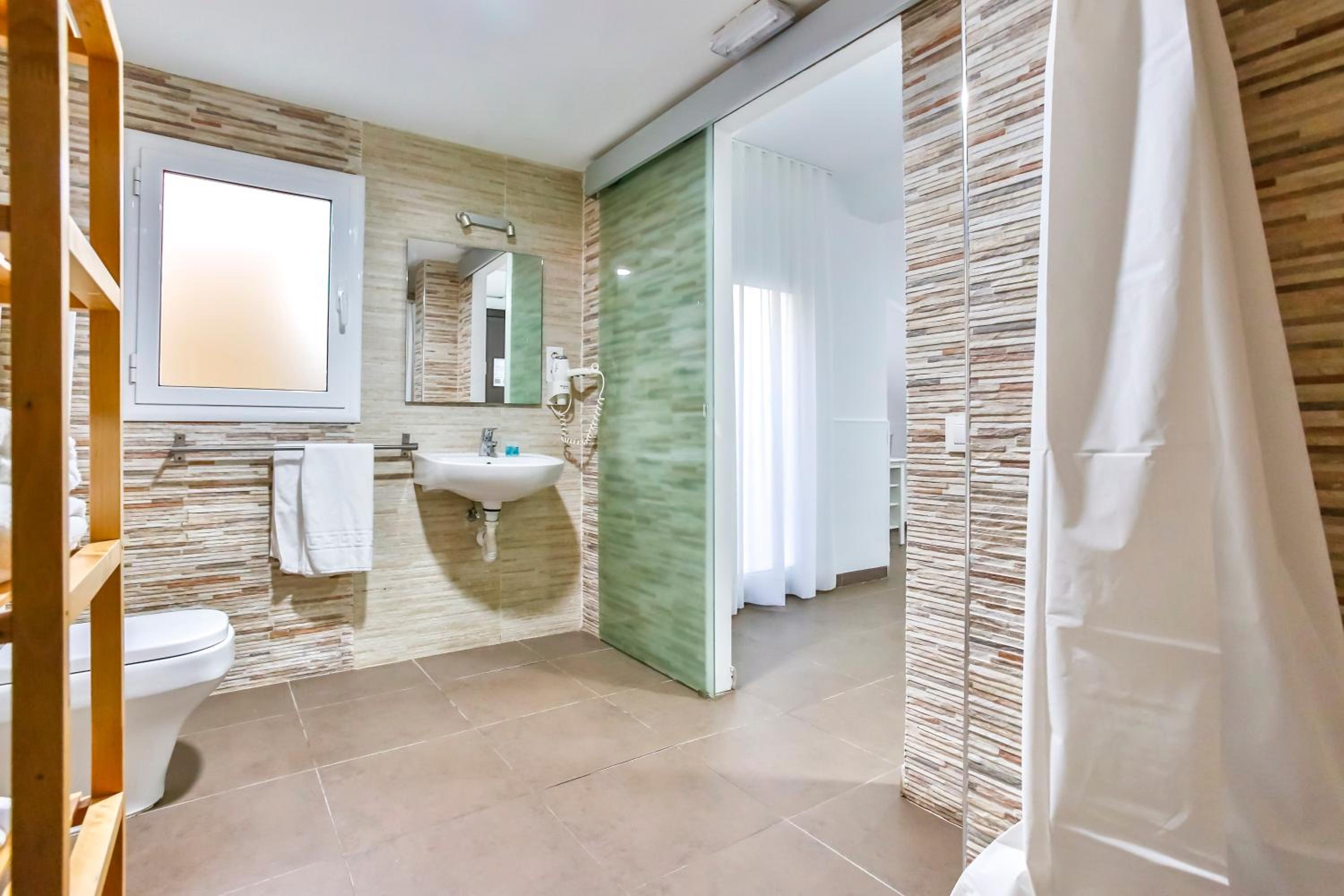 Twin Room with Private Bathroom photo 2