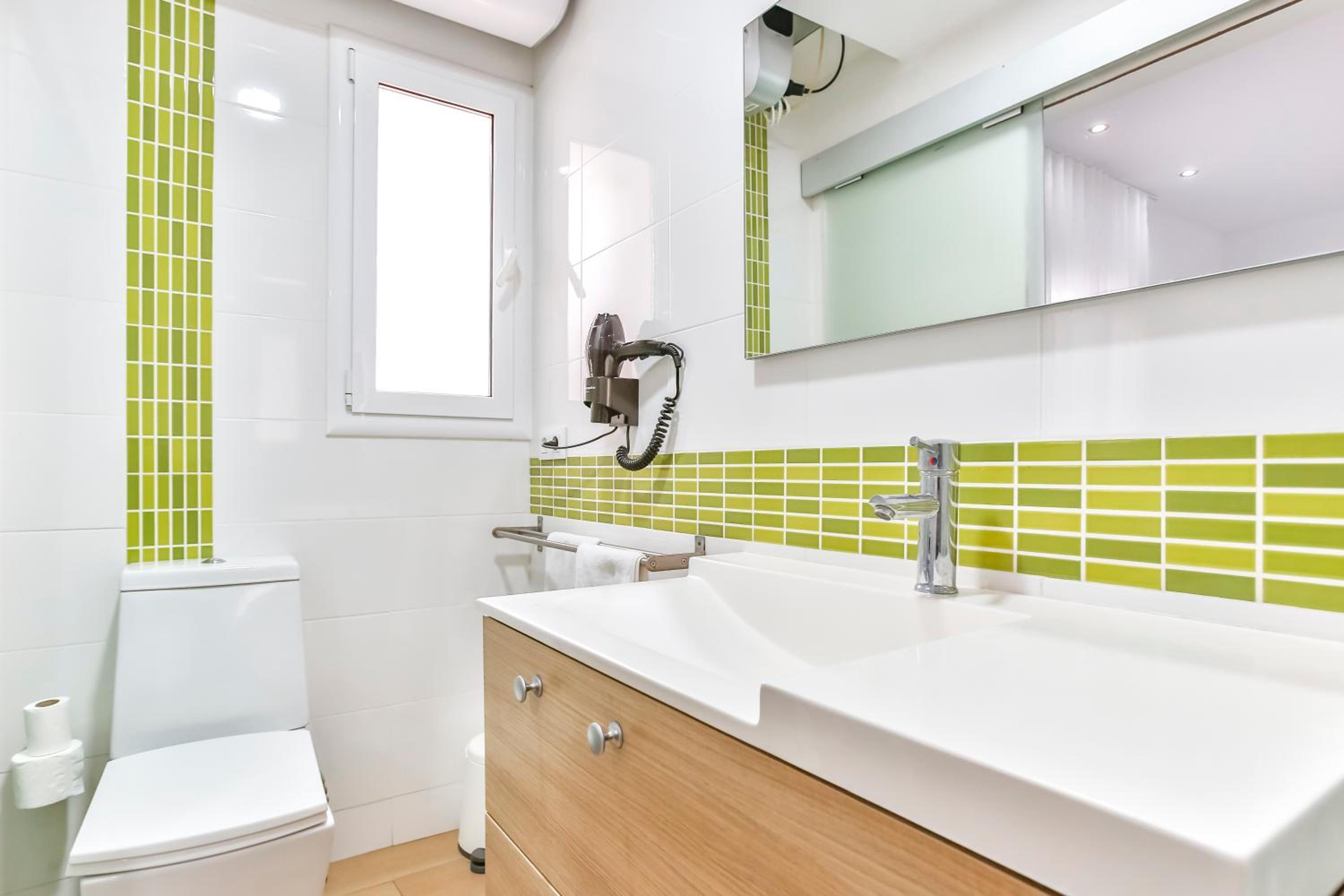 Quadruple Room With Private Bathroom photo 3