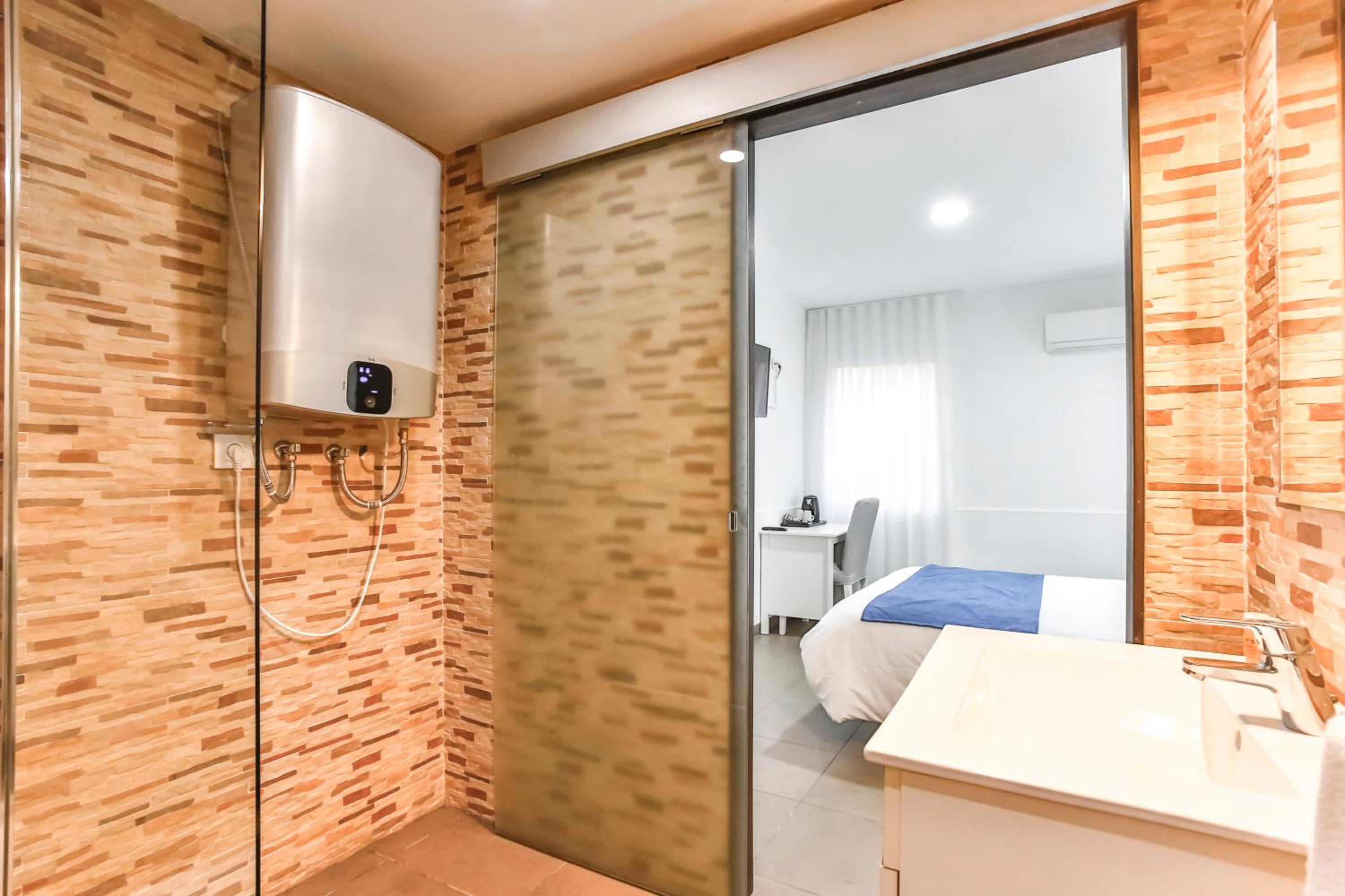 Double Room with Private Bathroom photo 2