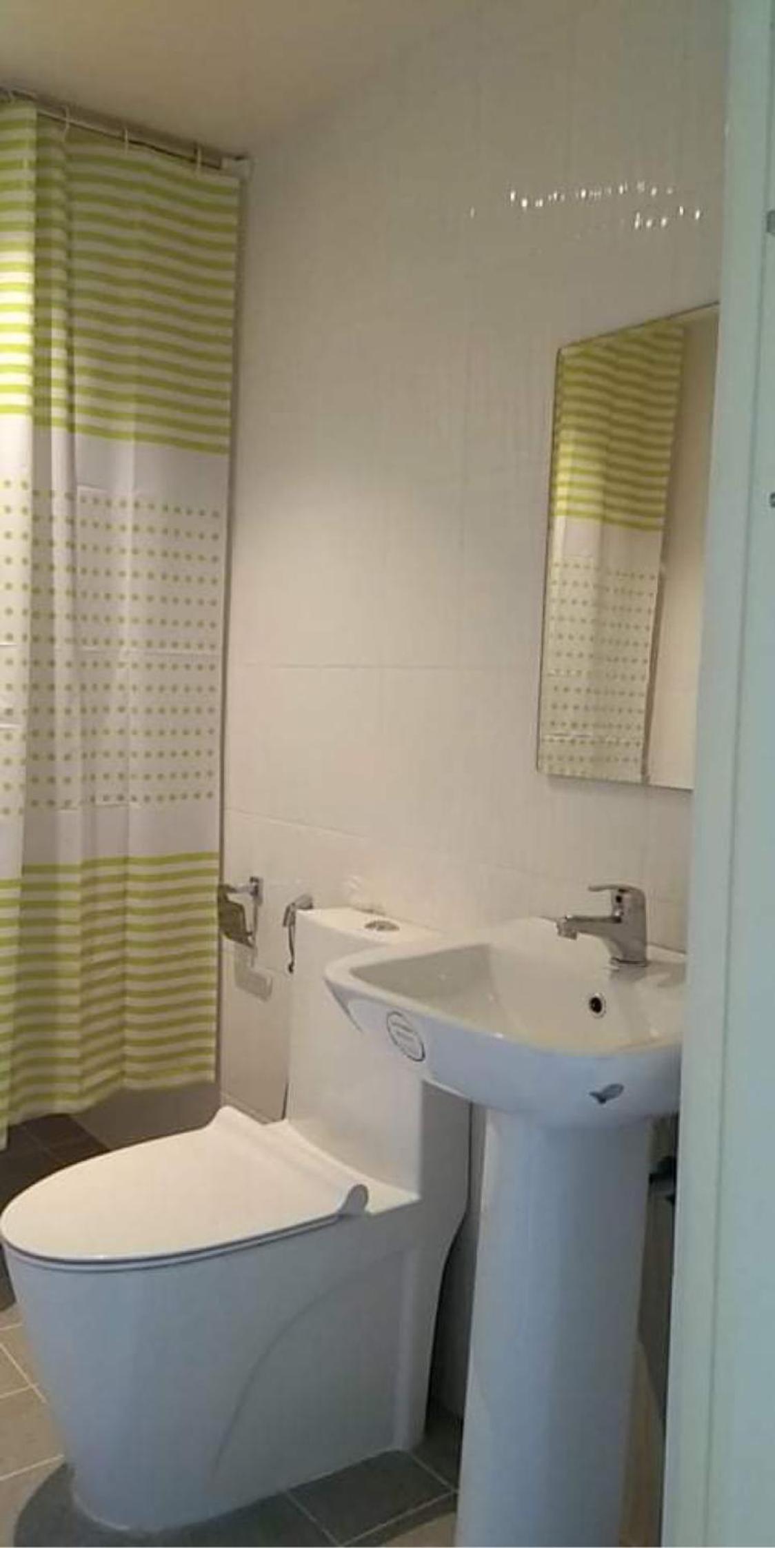 Standard Queen Room with Two Queen Beds - Photo 3