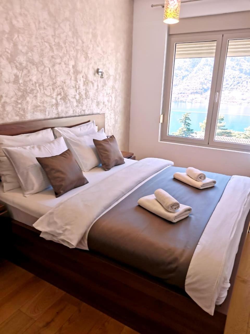 Deluxe Apartment with Balcony and Sea View - Photo 16