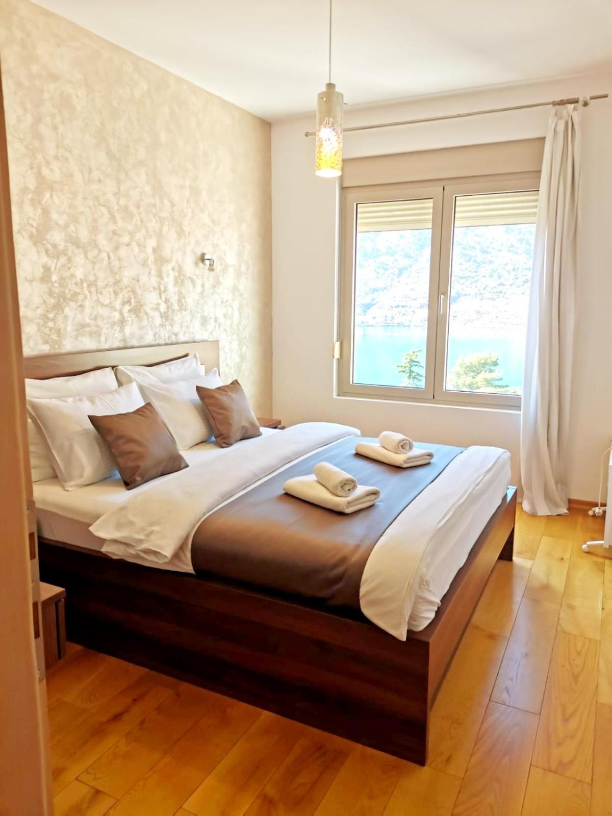 Deluxe Apartment with Balcony and Sea View - Photo 10