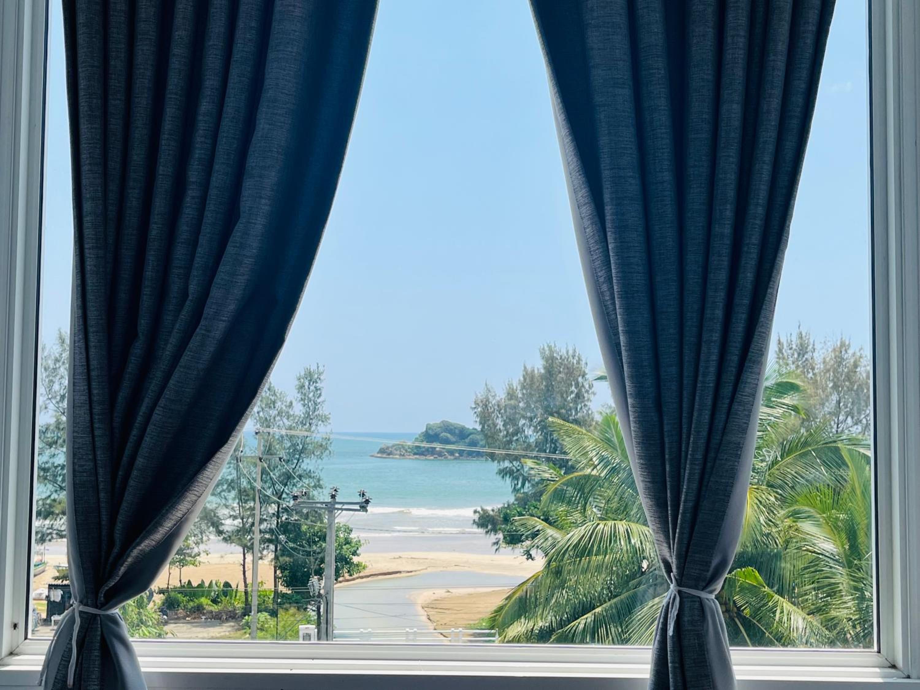 Deluxe Suite with Sea View