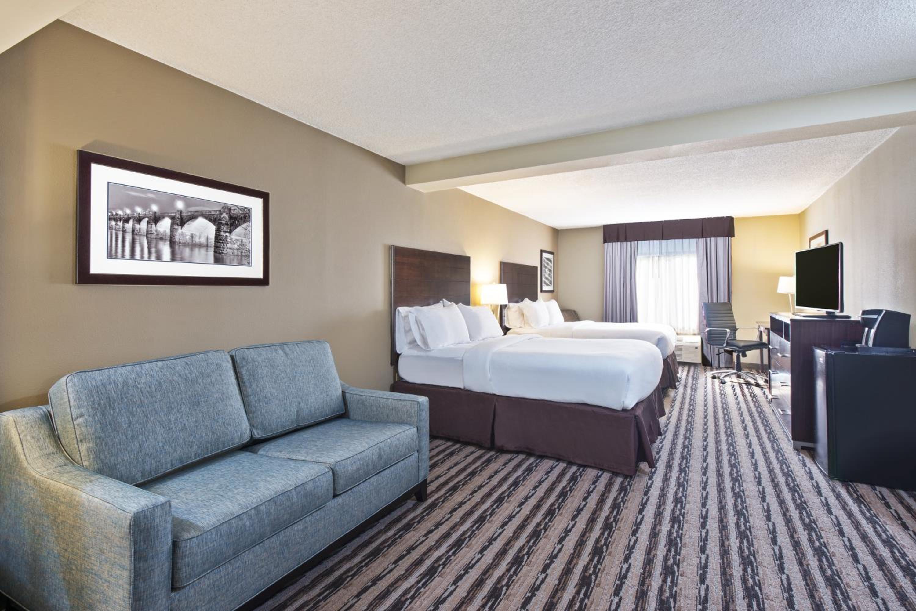 Suite with Two Queen Beds - Photo 6