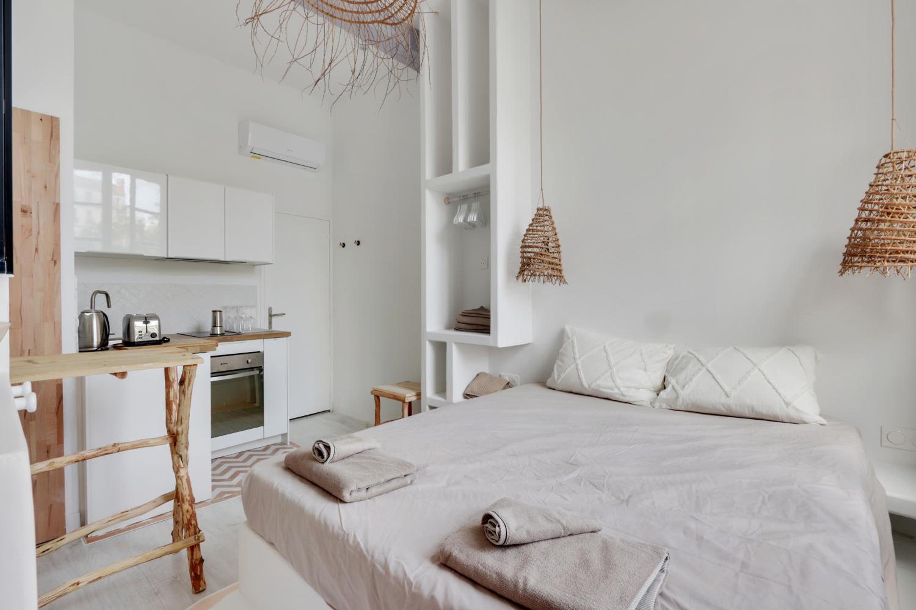 Studio Apartment - Photo 2