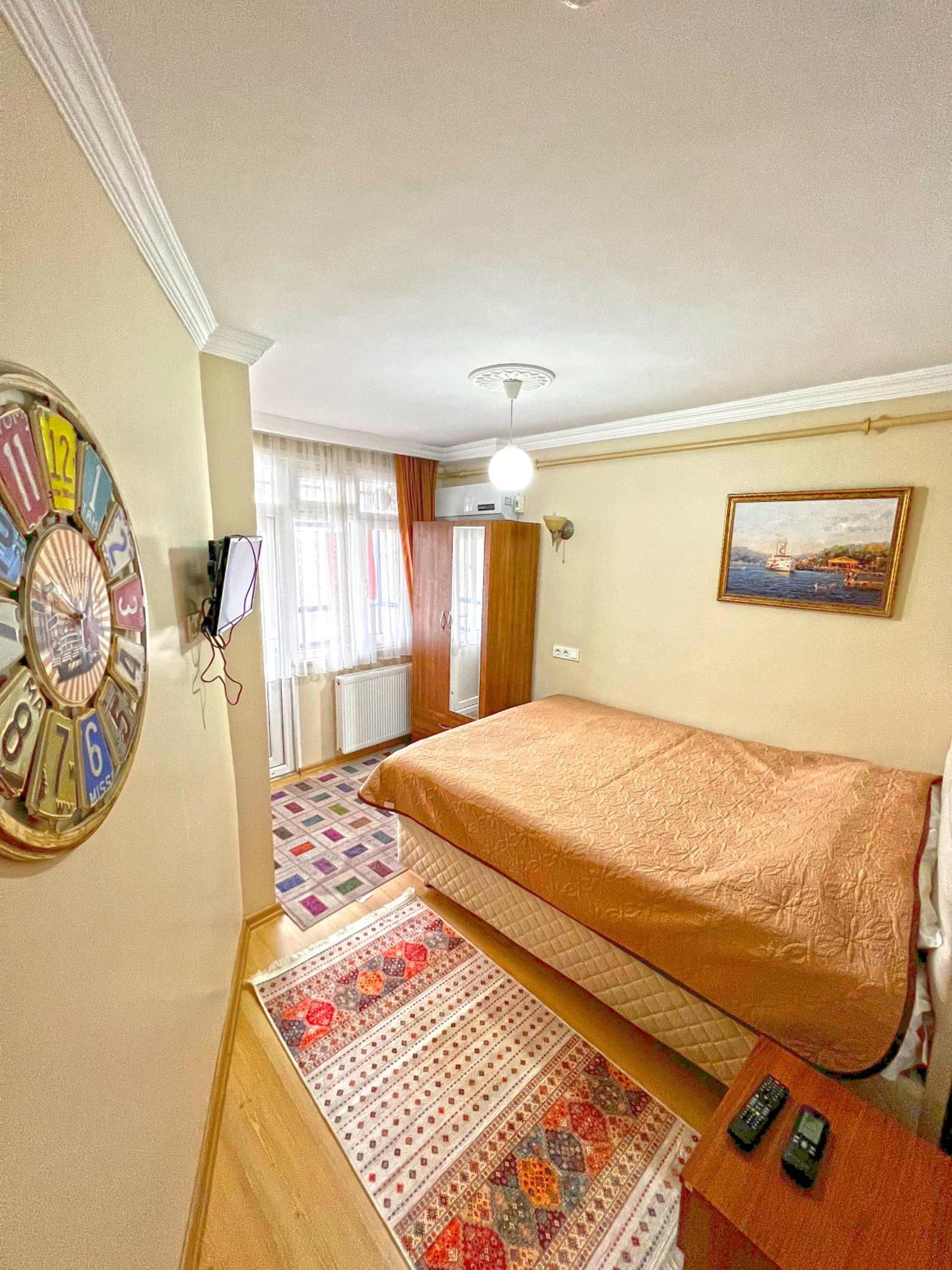 One-Bedroom Apartment photo 1
