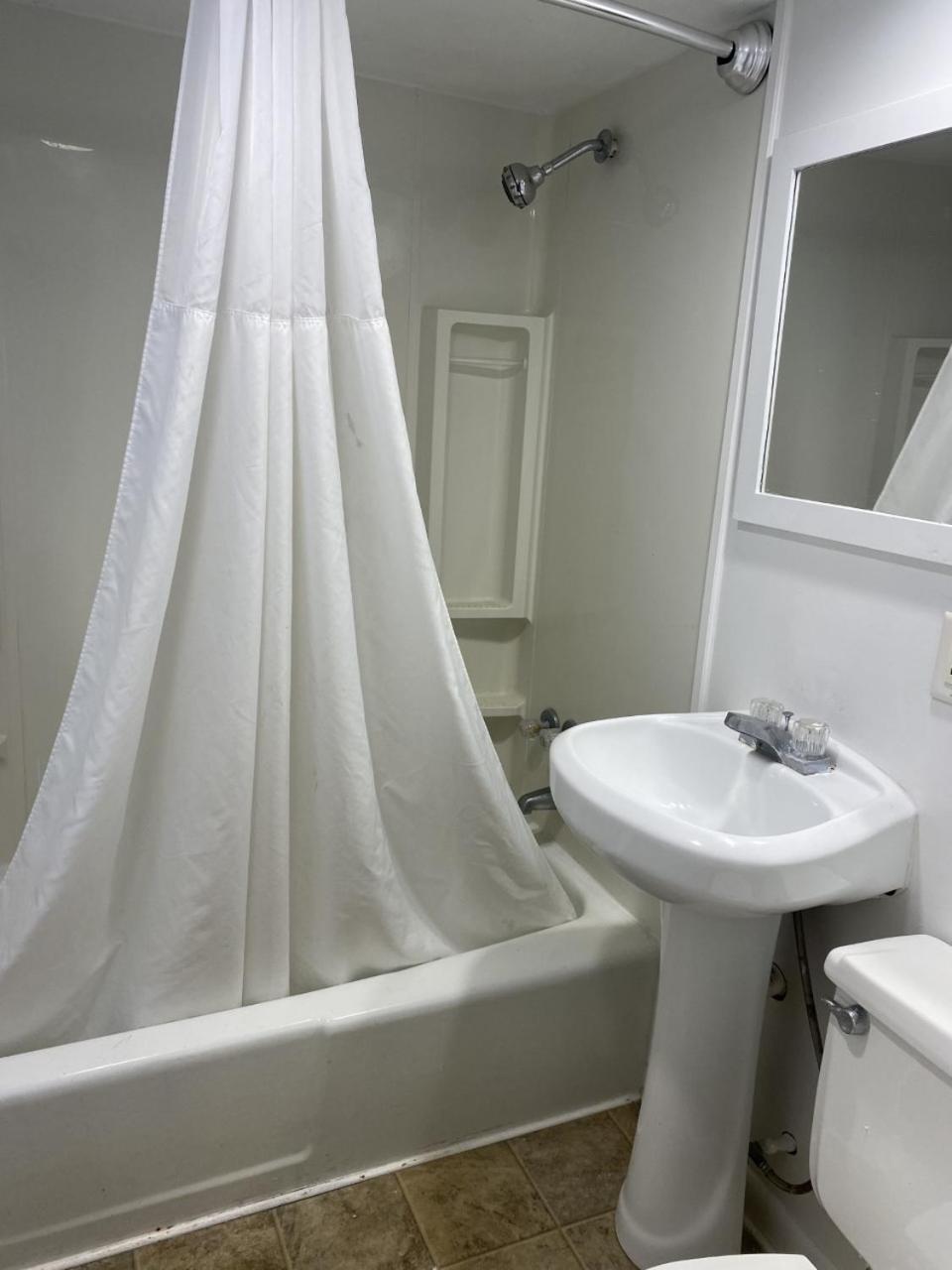 One-Bedroom Suite - Photo 7