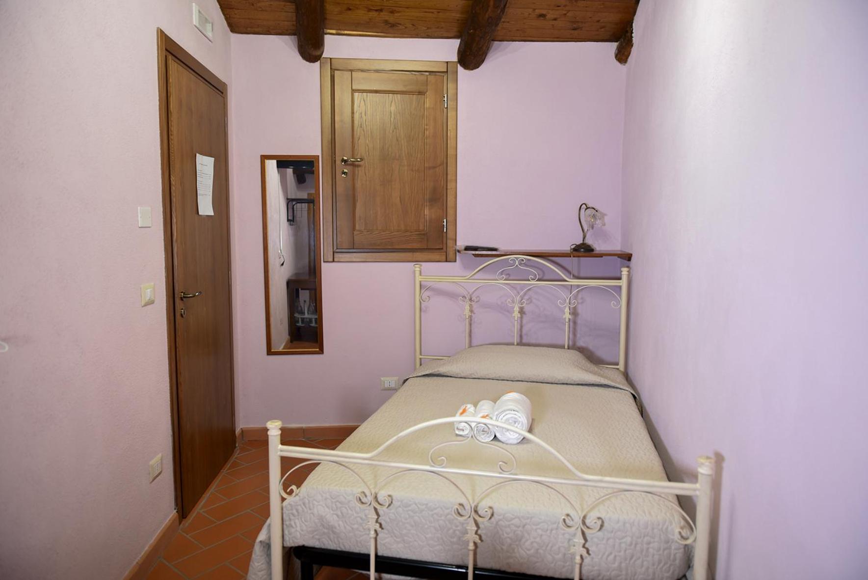 Single Room with Shared Bathroom photo 1