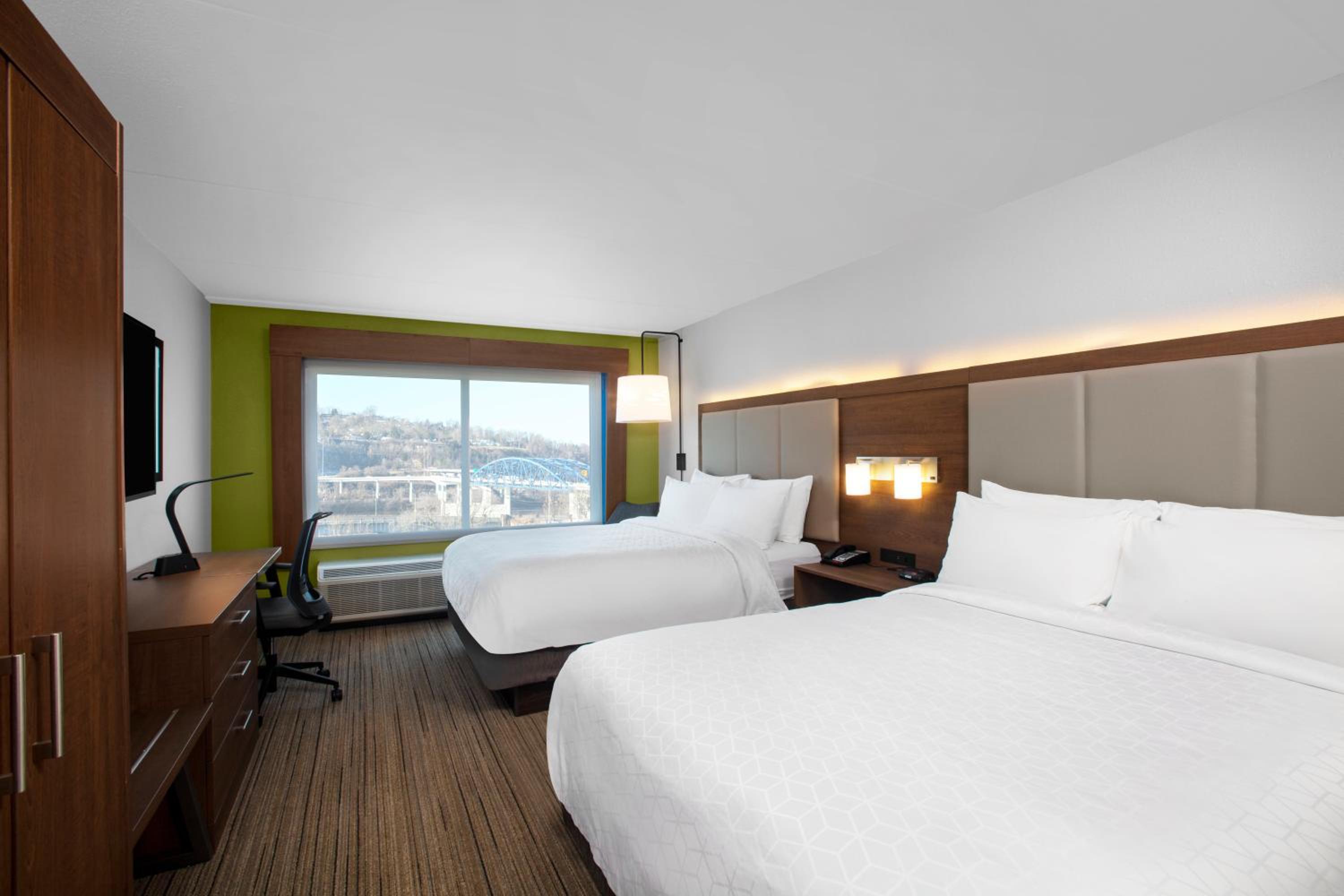 Standard Room with Two Queen Beds - Photo 4