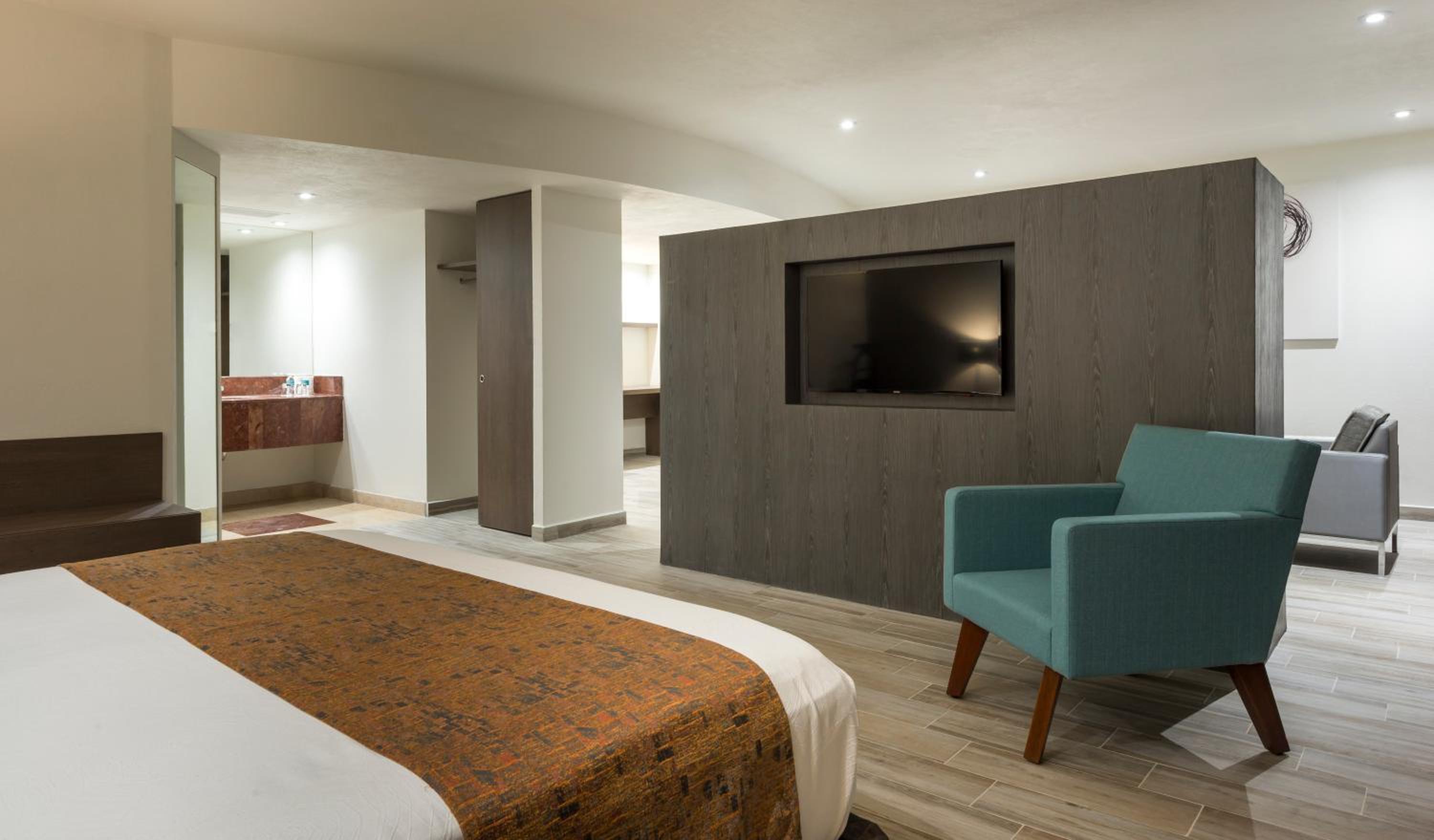 Master Suite with King bed - Photo 3