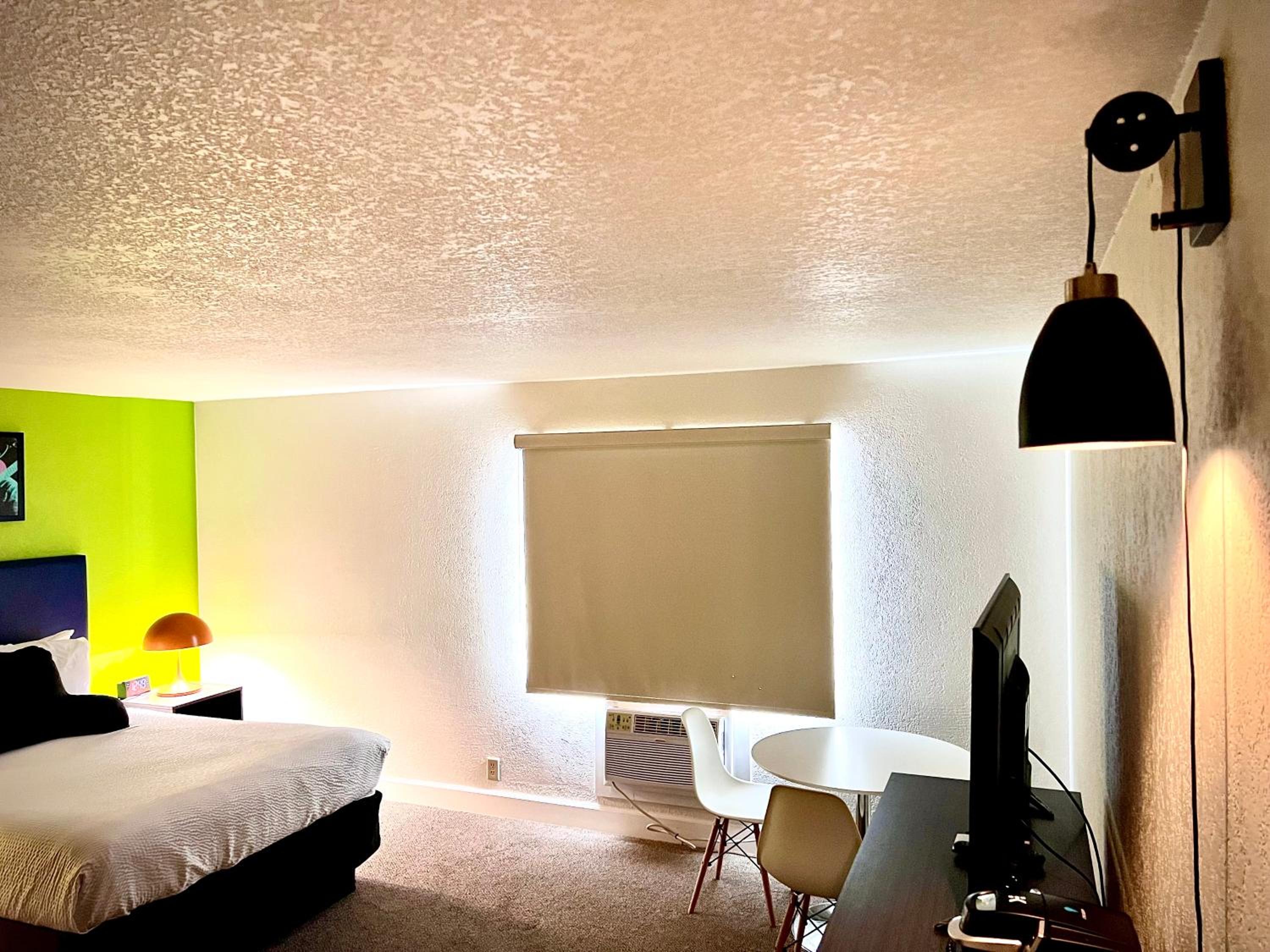 Queen Room - Non-Smoking - Photo 1