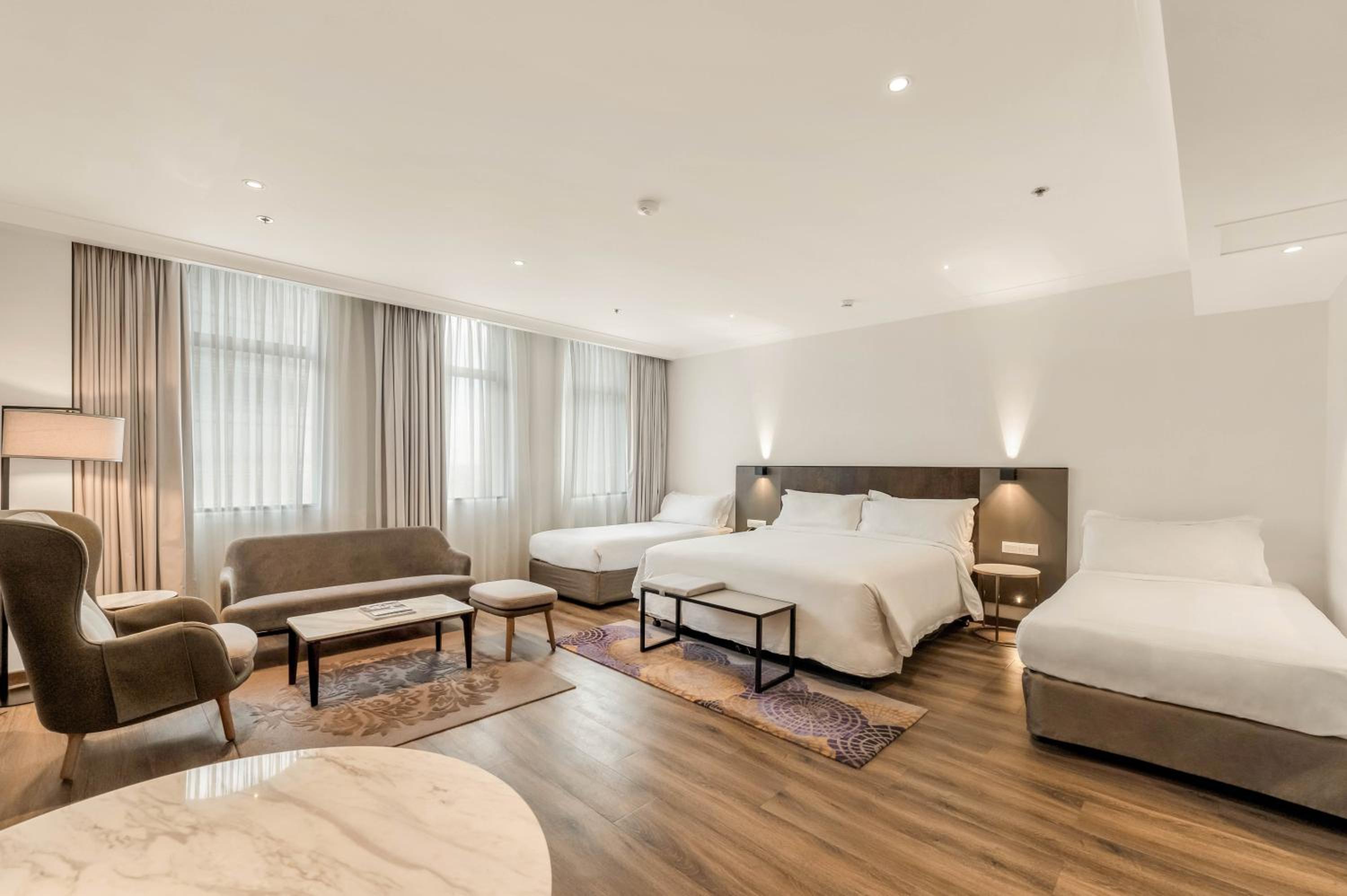 Signature Premium Family Room thumbnail 5