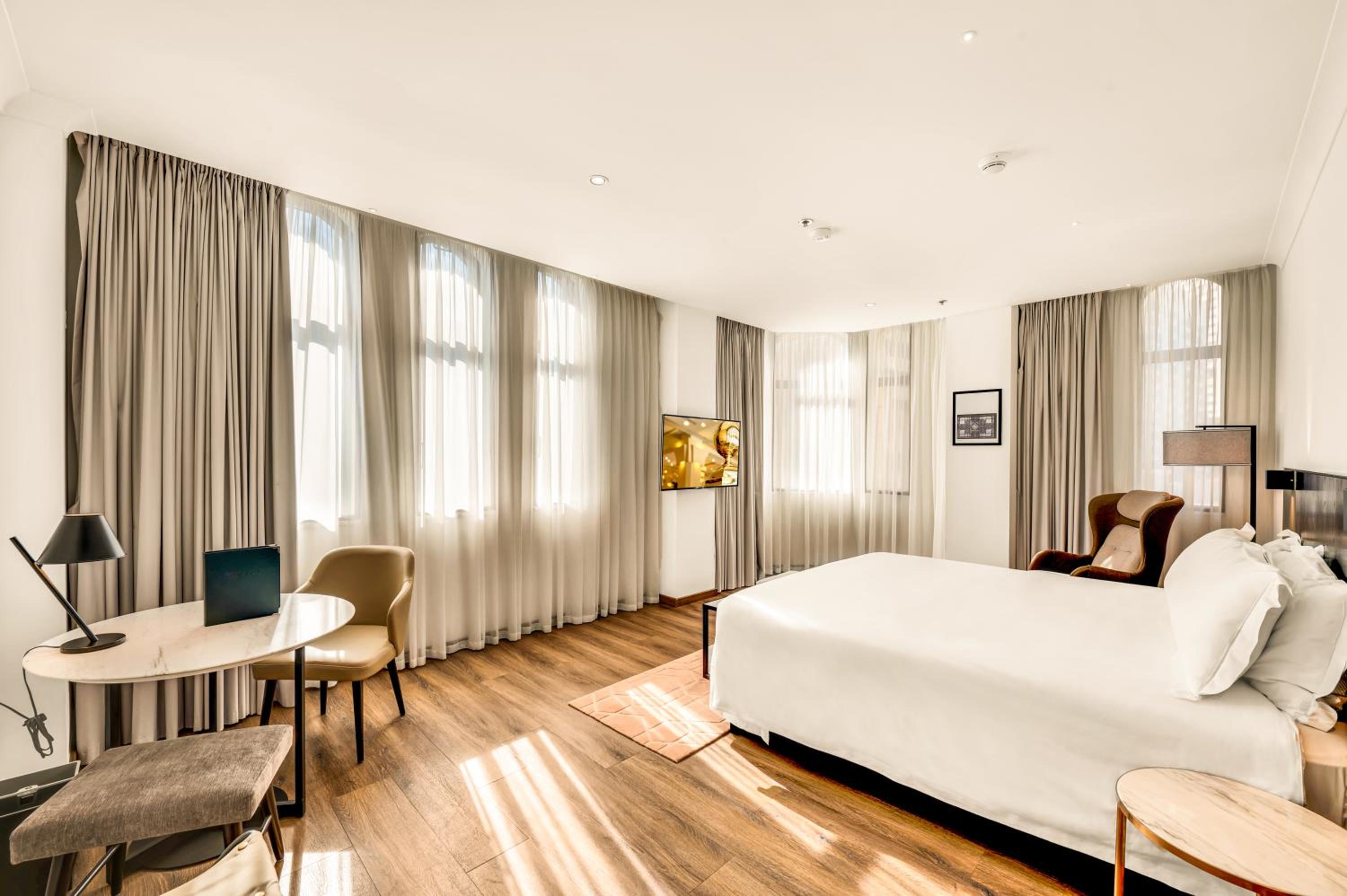 Signature Premium Corner King Room