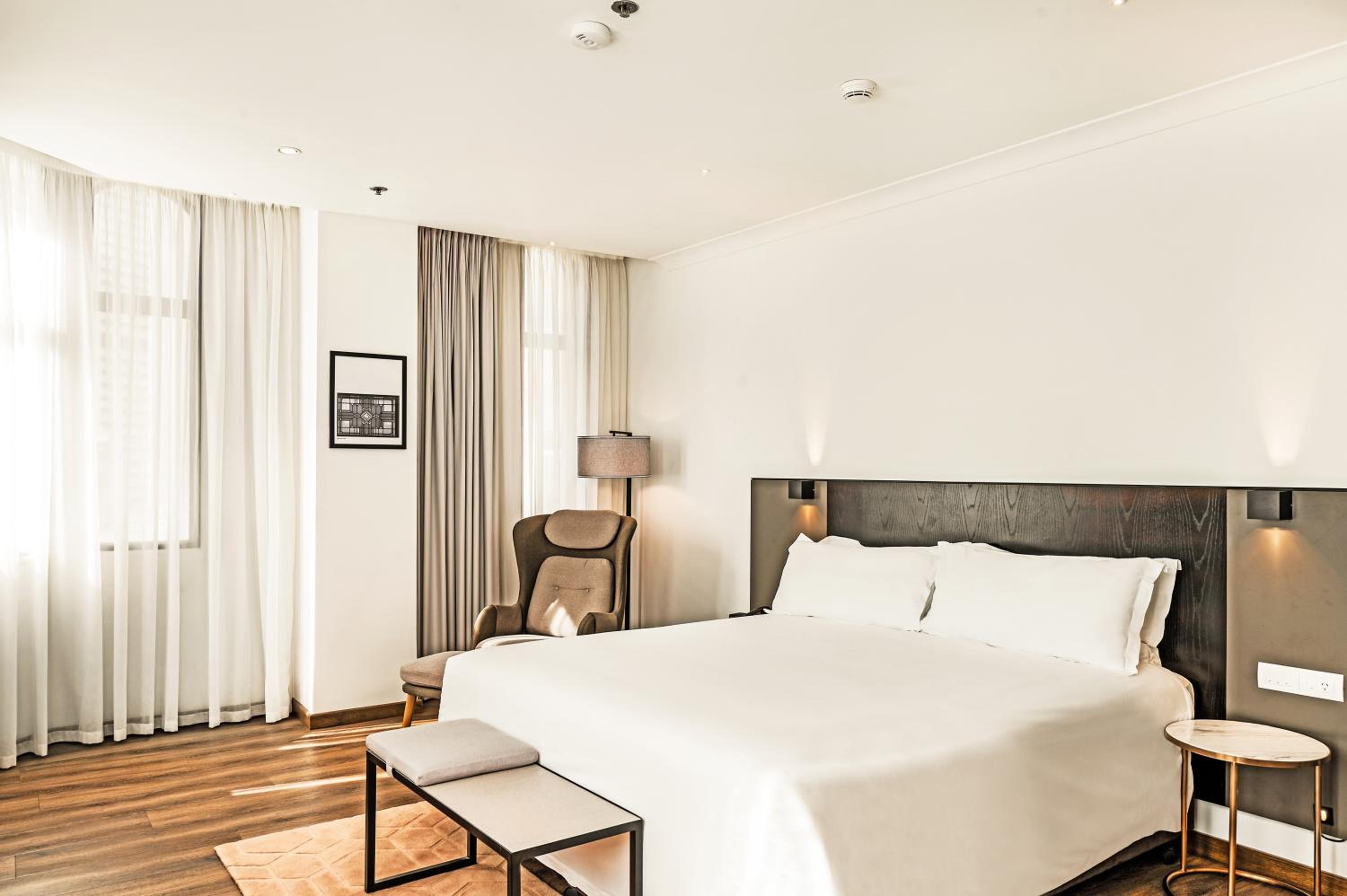 Signature Premium Corner King Room