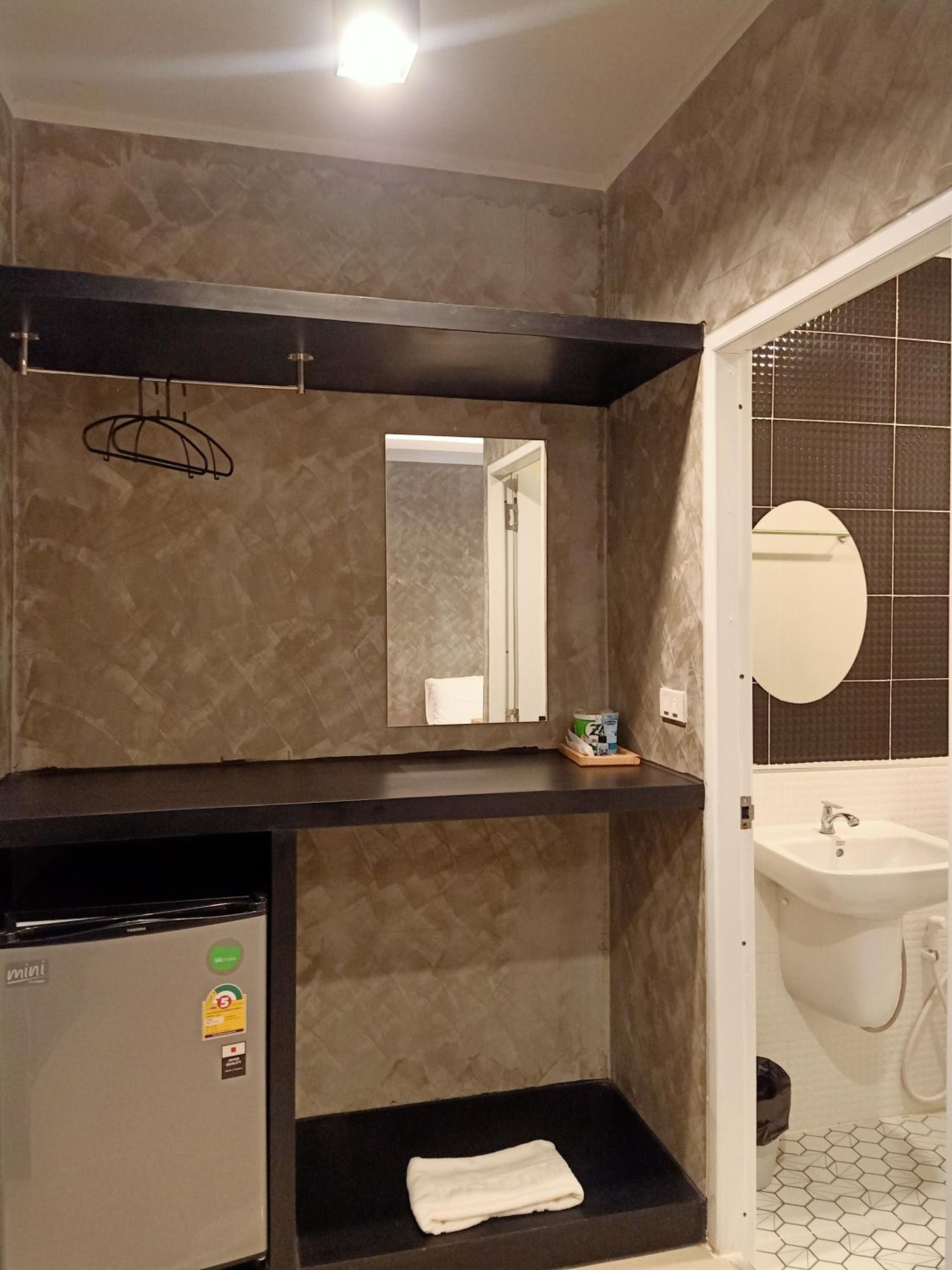 Twin Room with Private Bathroom - Photo 12