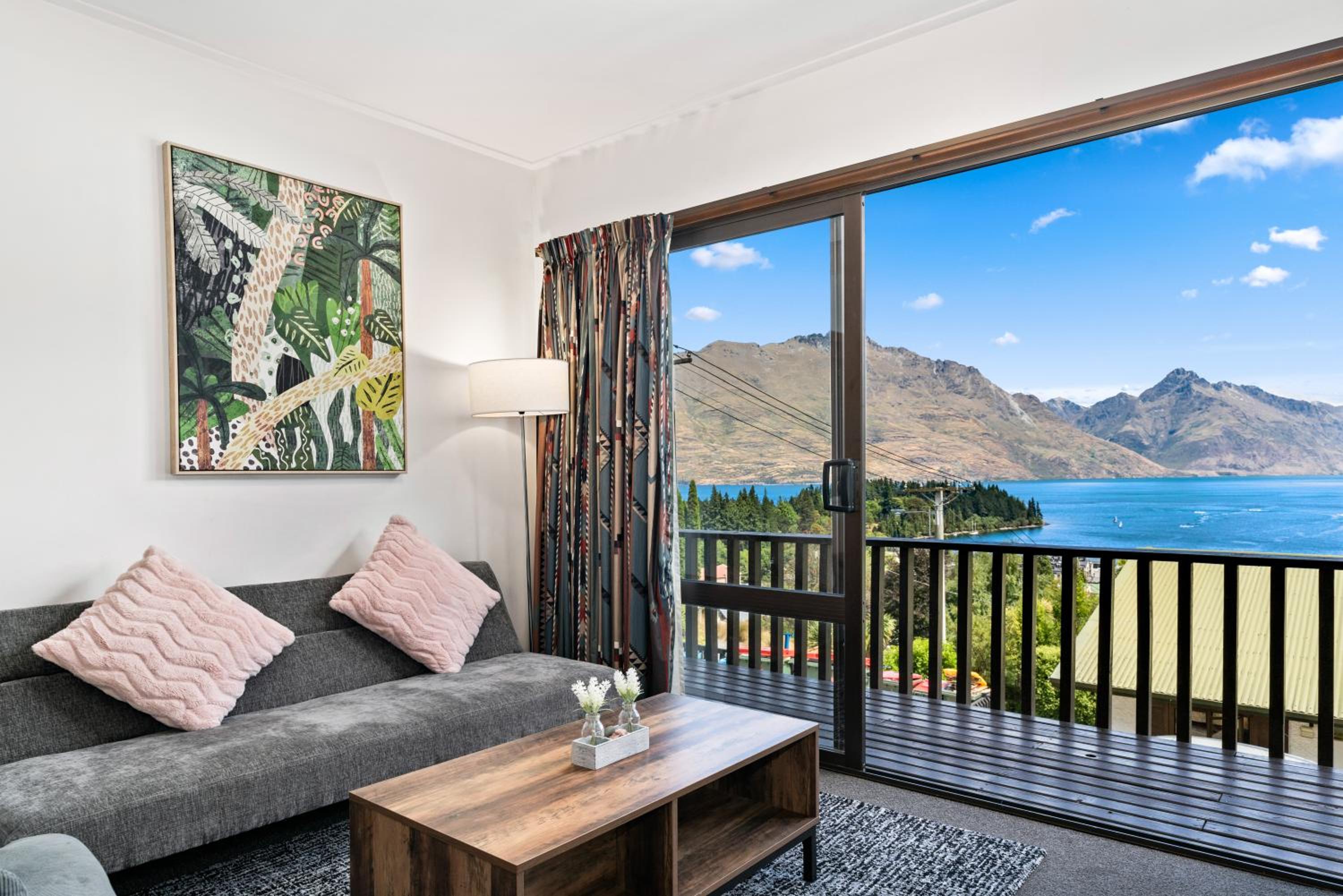 Apartment with Mountain View