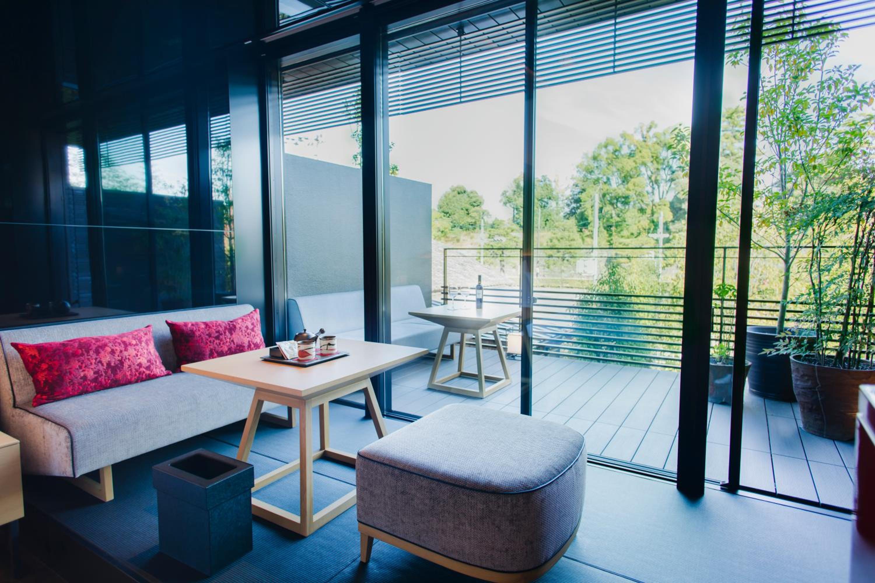 Deluxe King Room with Balcony - Photo 6
