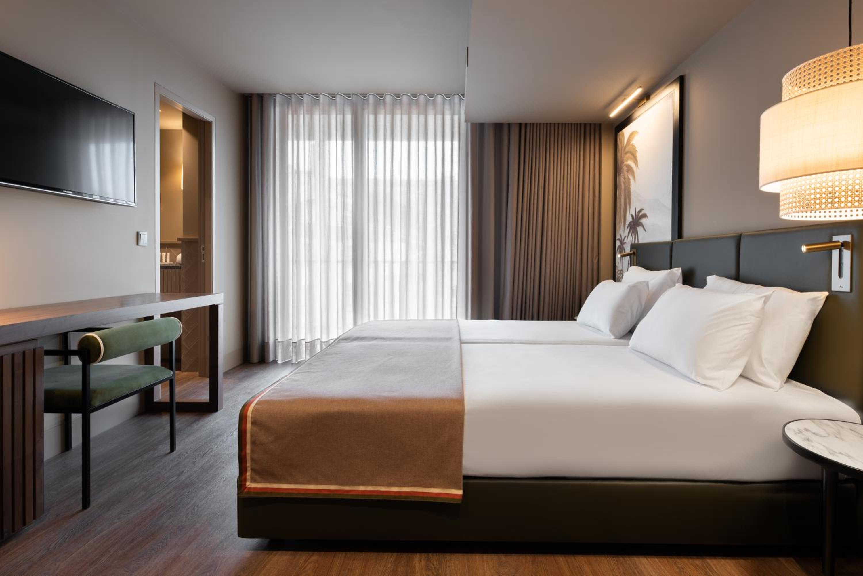 Double or Twin Room with Balcony - Photo 2