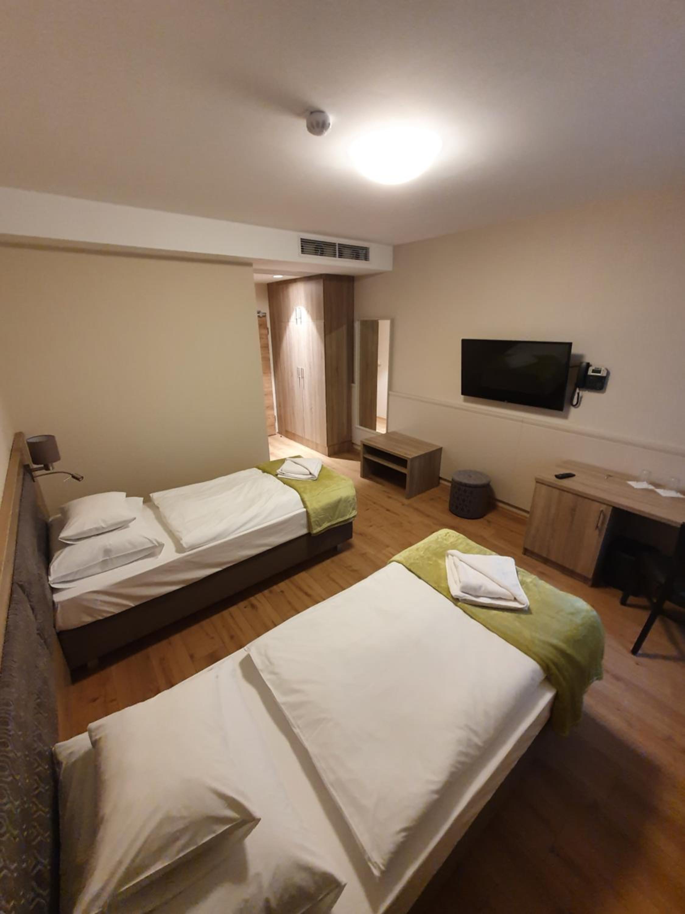 Standard Double or Twin Room - Photo 6