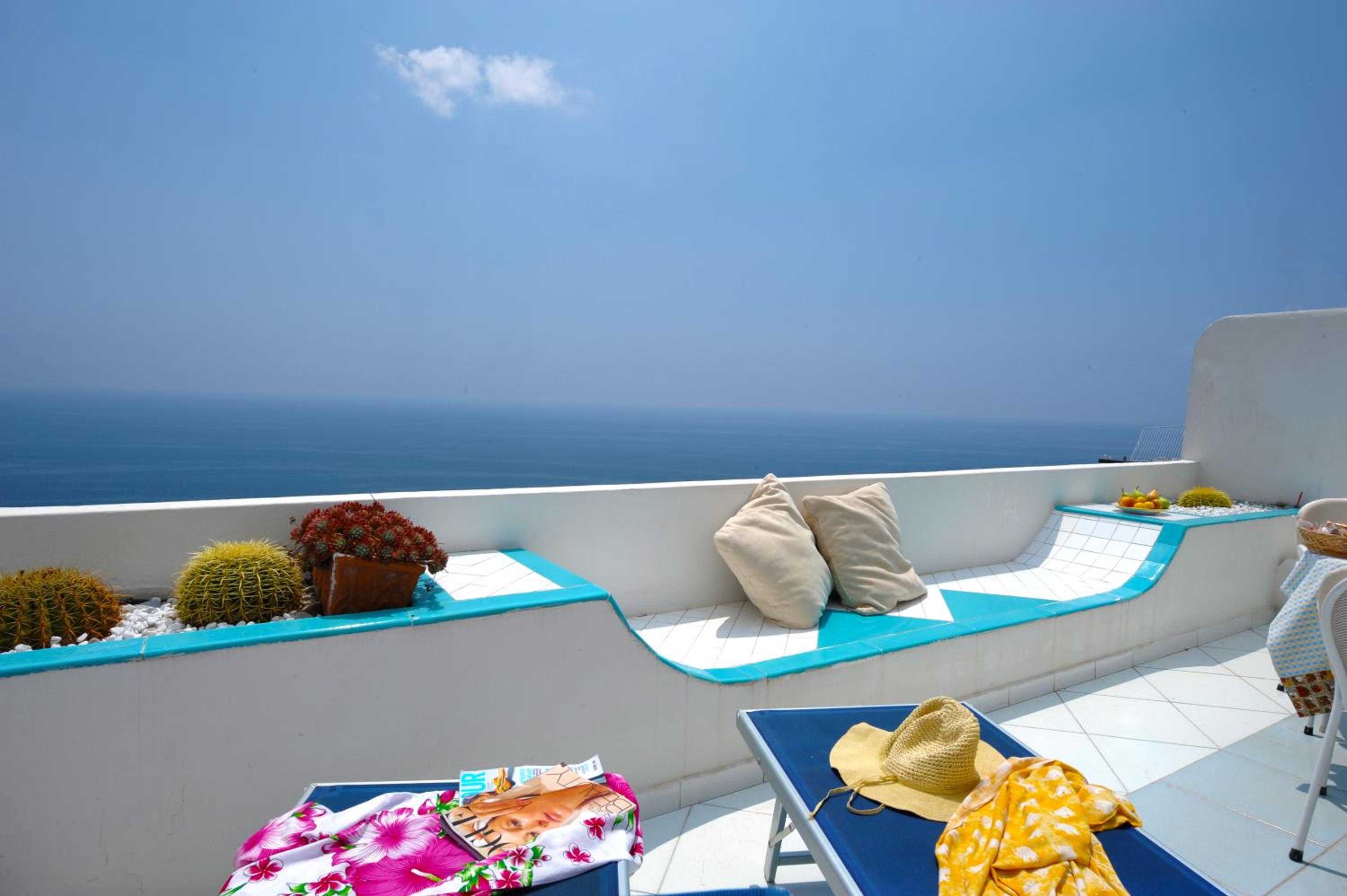 One-Bedroom Apartment with Sea View photo 2
